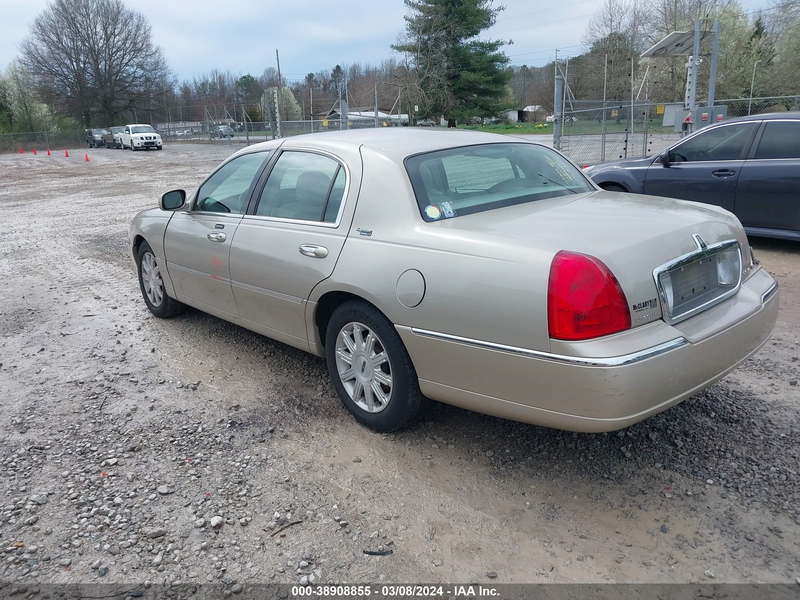 Photo 2 VIN: 2LNHM82V29X602407 - LINCOLN TOWN CAR 