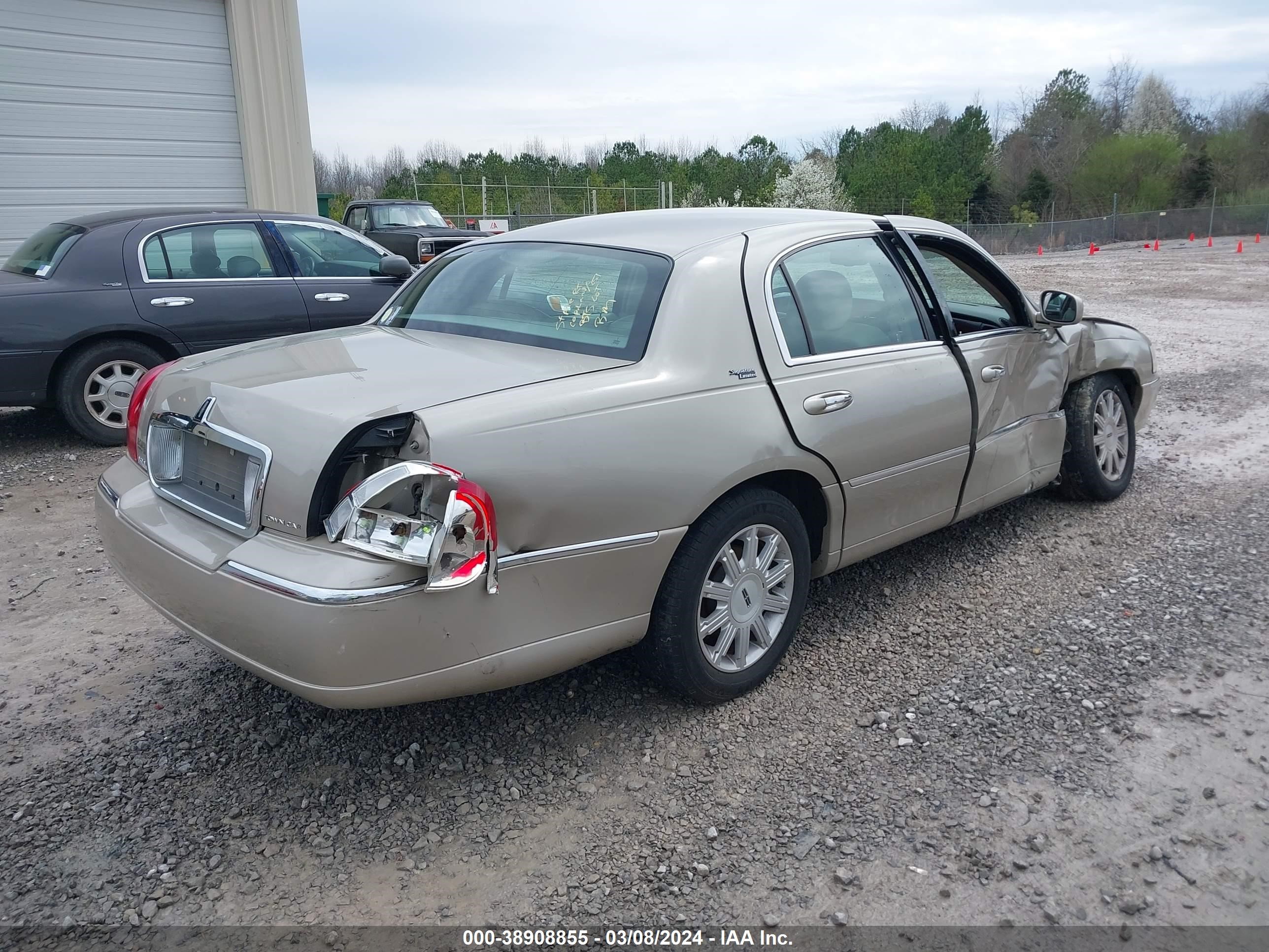 Photo 3 VIN: 2LNHM82V29X602407 - LINCOLN TOWN CAR 