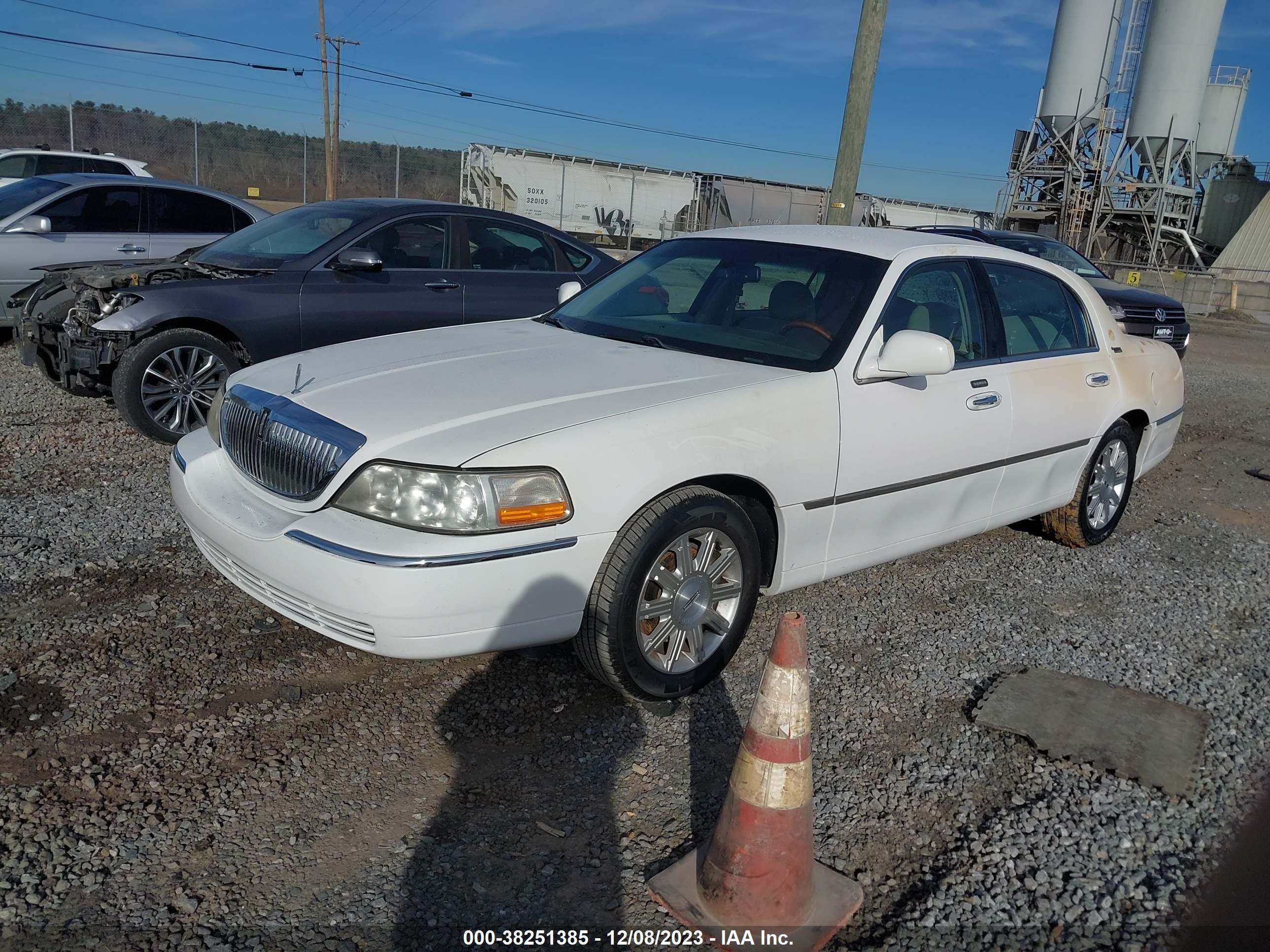 Photo 1 VIN: 2LNHM82V29X618087 - LINCOLN TOWN CAR 