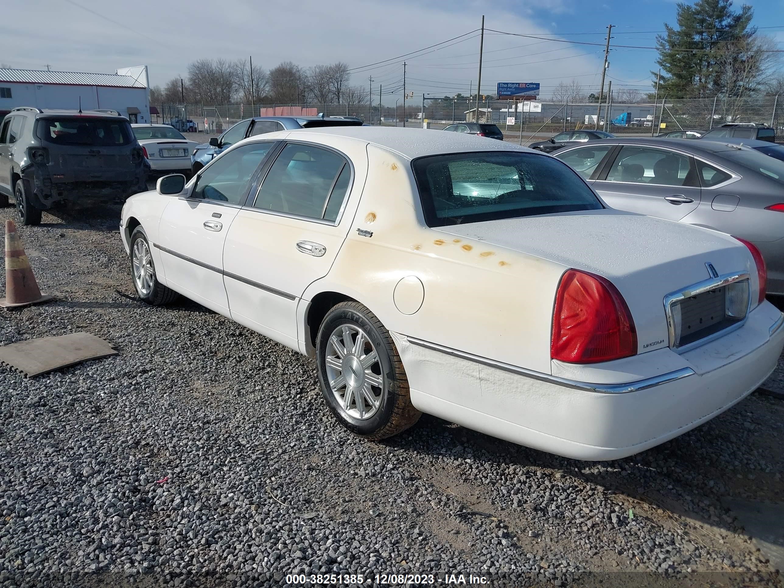 Photo 2 VIN: 2LNHM82V29X618087 - LINCOLN TOWN CAR 