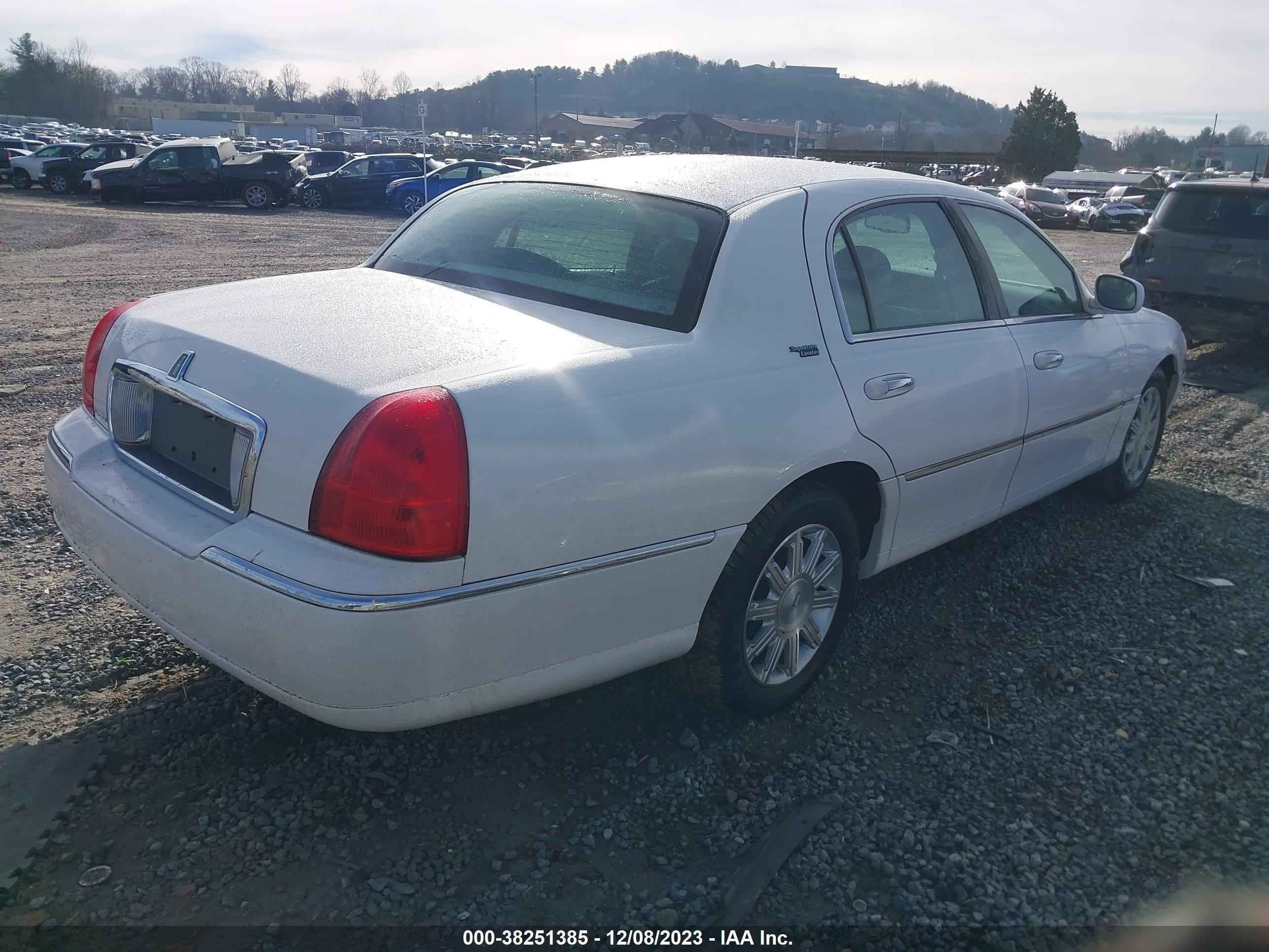 Photo 3 VIN: 2LNHM82V29X618087 - LINCOLN TOWN CAR 