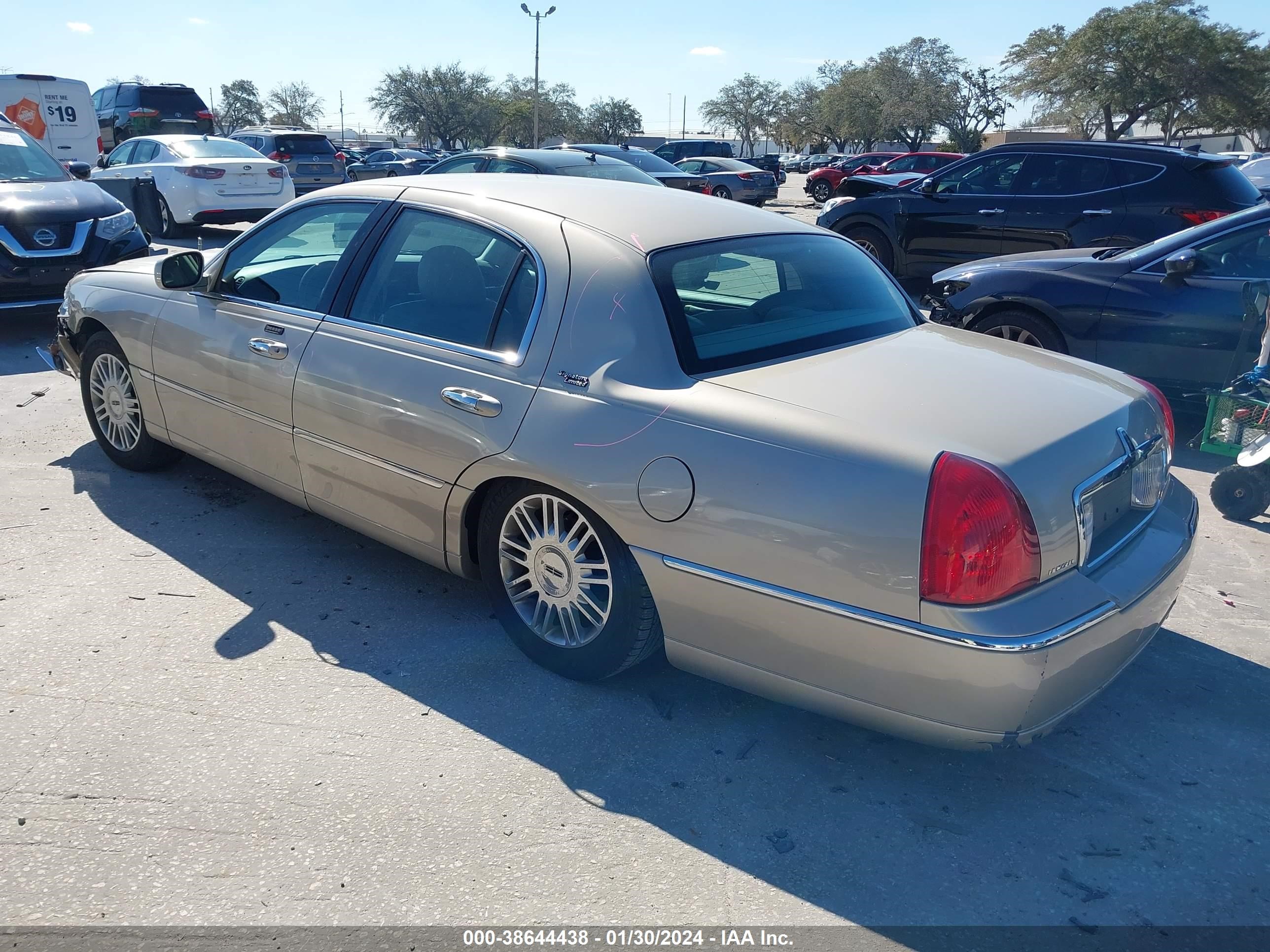 Photo 2 VIN: 2LNHM82V29X633785 - LINCOLN TOWN CAR 