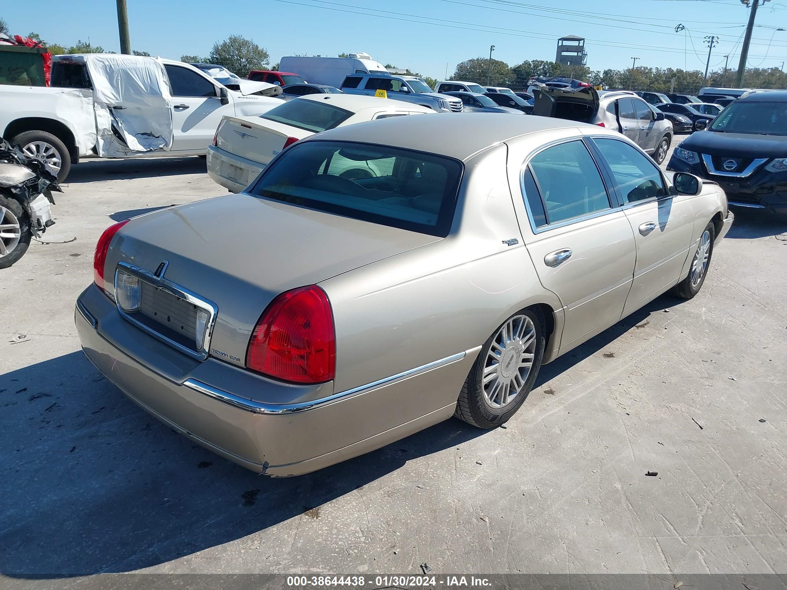 Photo 3 VIN: 2LNHM82V29X633785 - LINCOLN TOWN CAR 