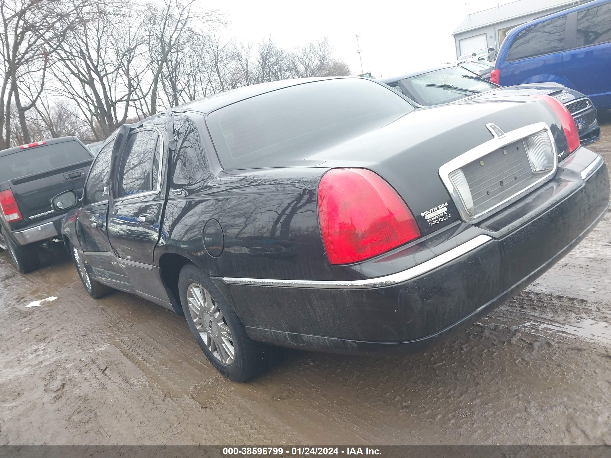 Photo 2 VIN: 2LNHM82V38X654465 - LINCOLN TOWN CAR 