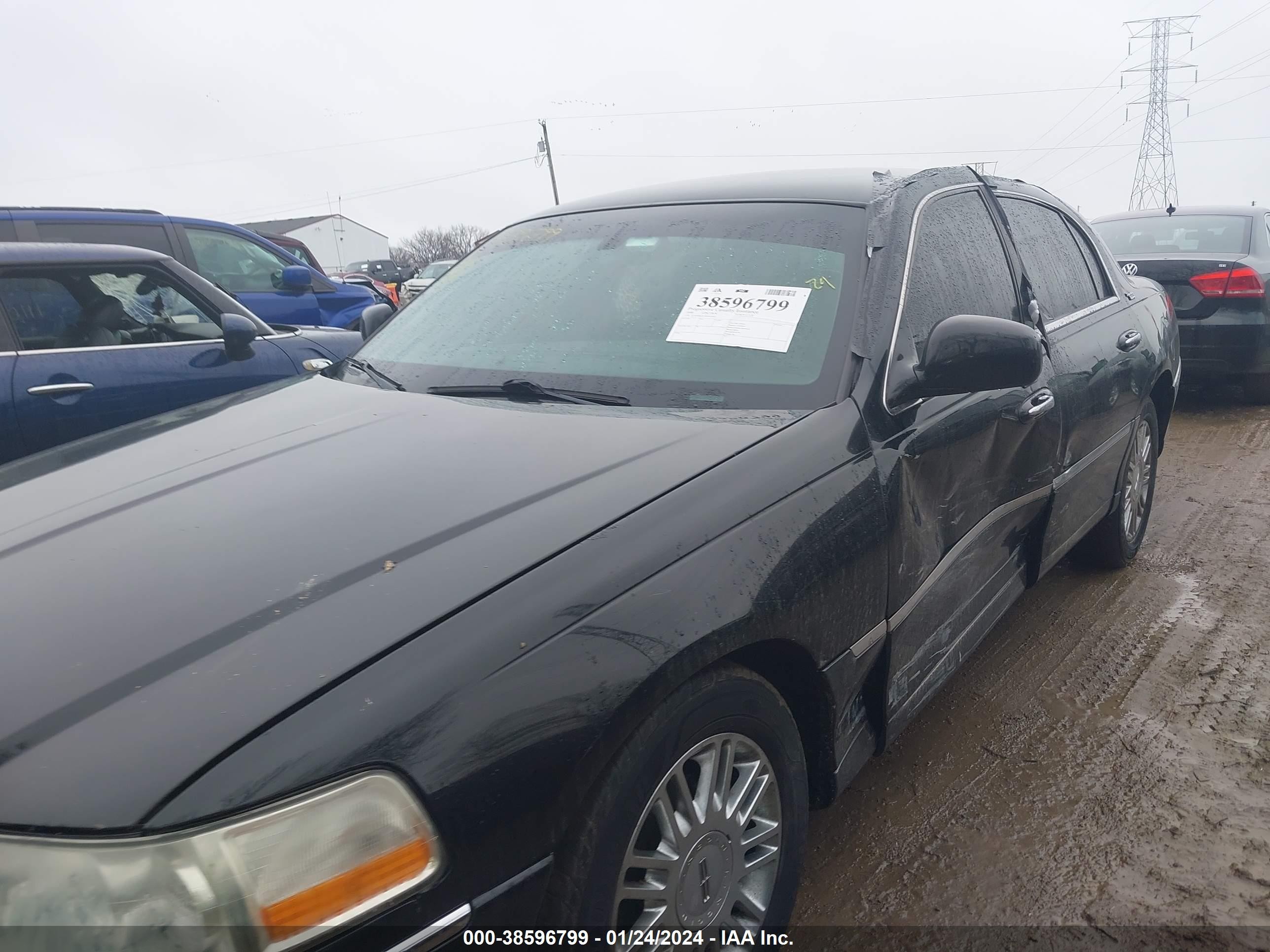 Photo 5 VIN: 2LNHM82V38X654465 - LINCOLN TOWN CAR 