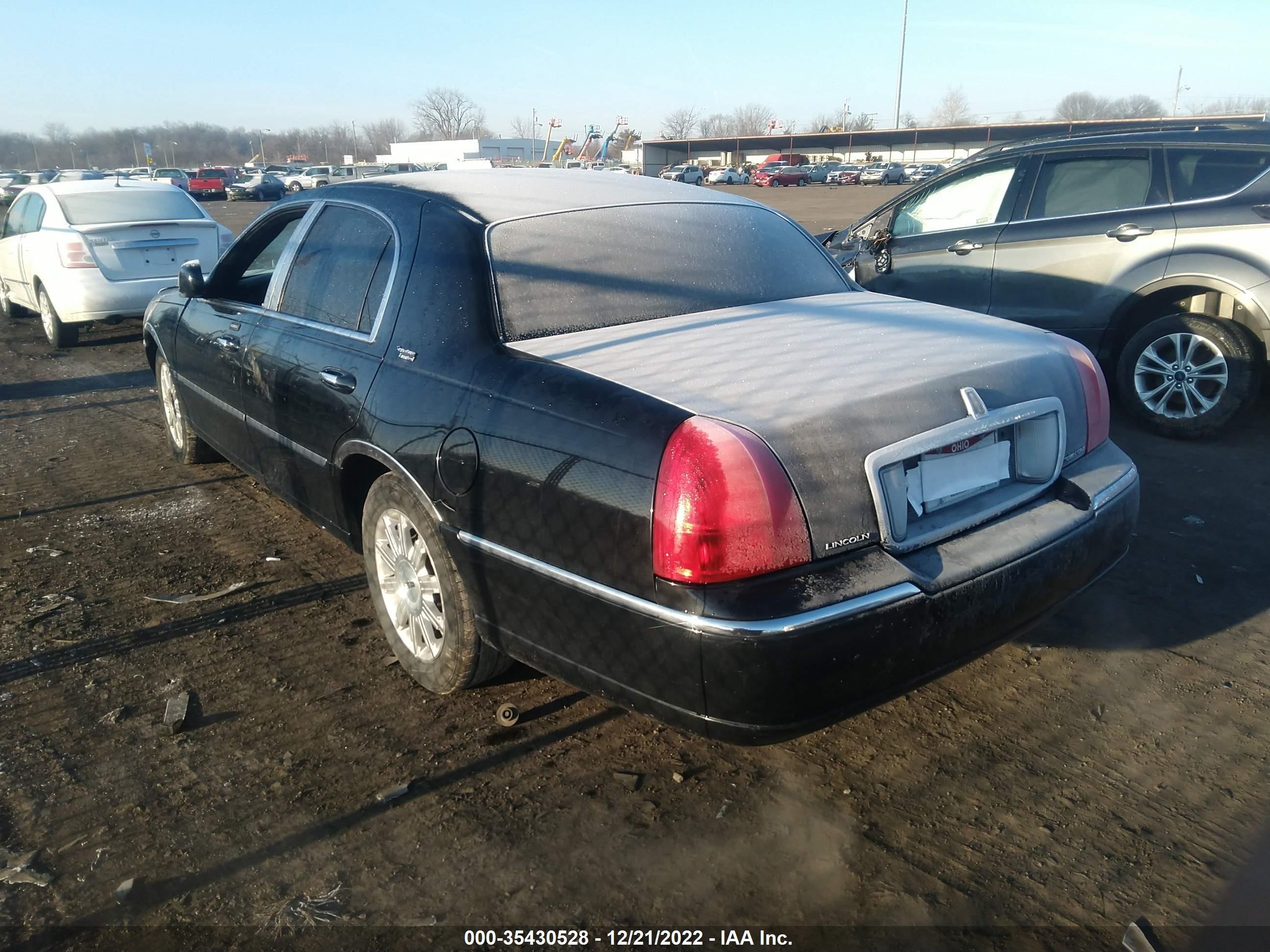 Photo 2 VIN: 2LNHM82V39X608913 - LINCOLN TOWN CAR 