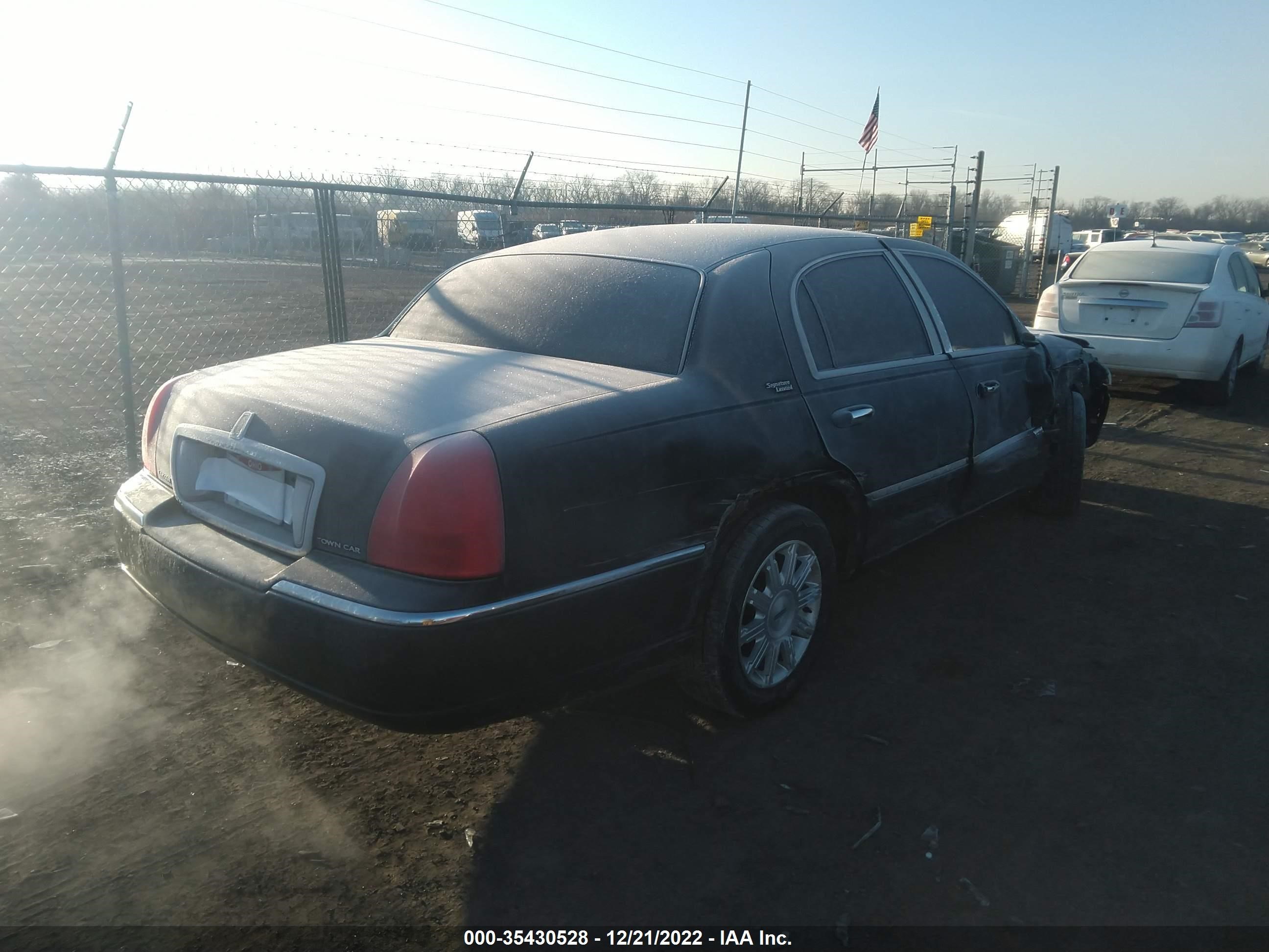 Photo 3 VIN: 2LNHM82V39X608913 - LINCOLN TOWN CAR 