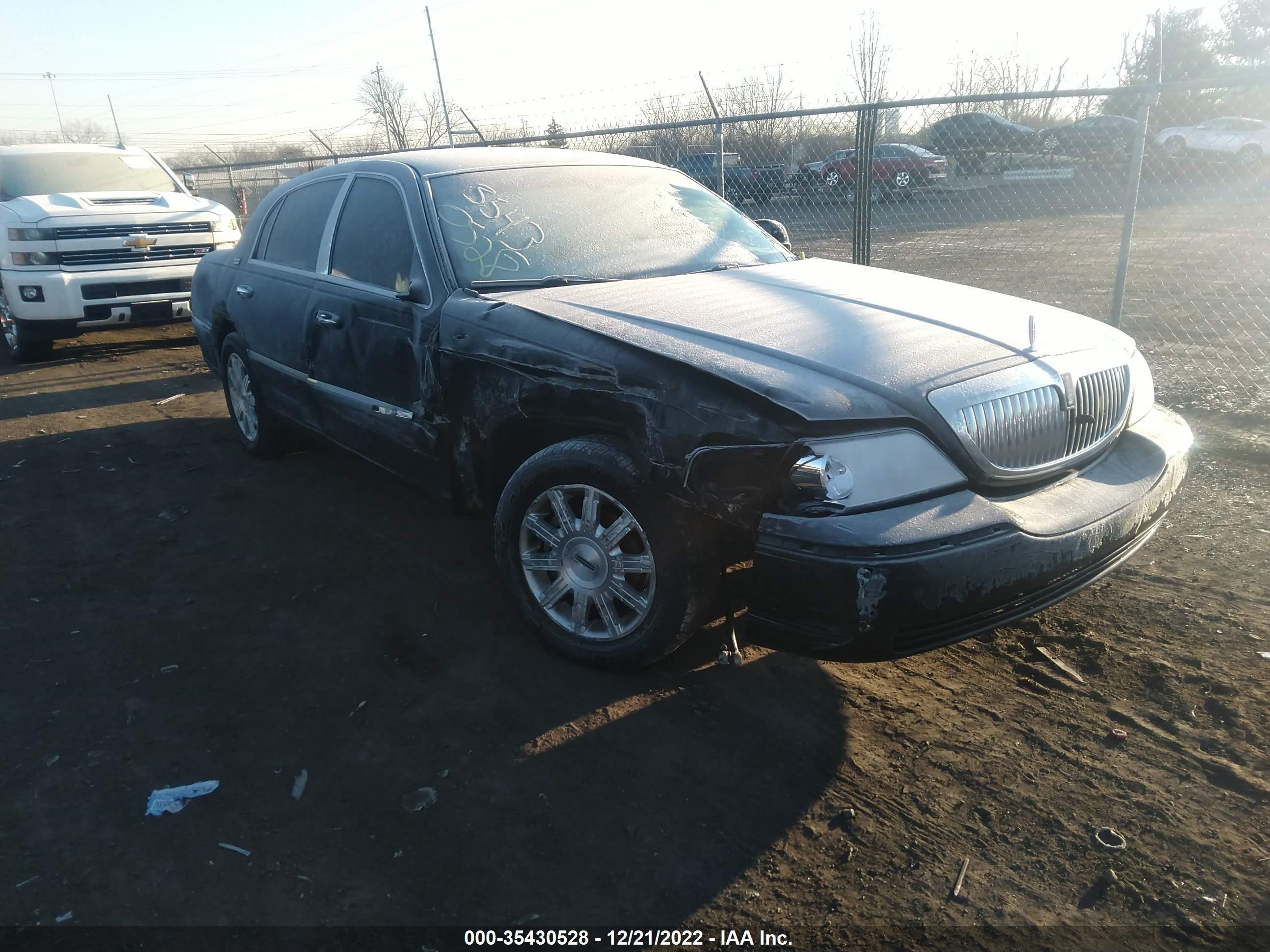 Photo 5 VIN: 2LNHM82V39X608913 - LINCOLN TOWN CAR 