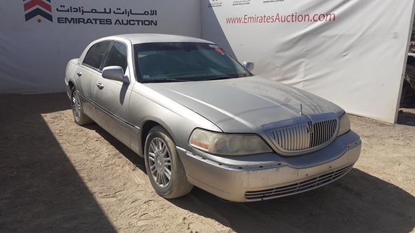 Photo 9 VIN: 2LNHM82V39X635738 - LINCOLN TOWN CAR 