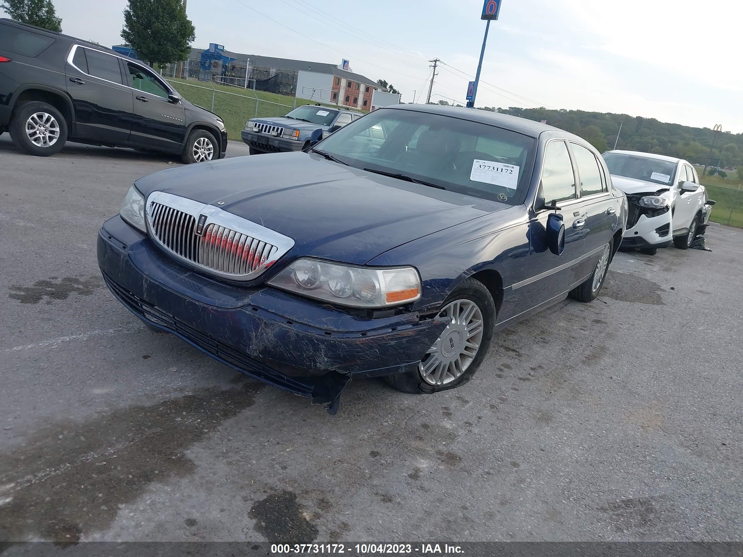 Photo 1 VIN: 2LNHM82V48X640087 - LINCOLN TOWN CAR 