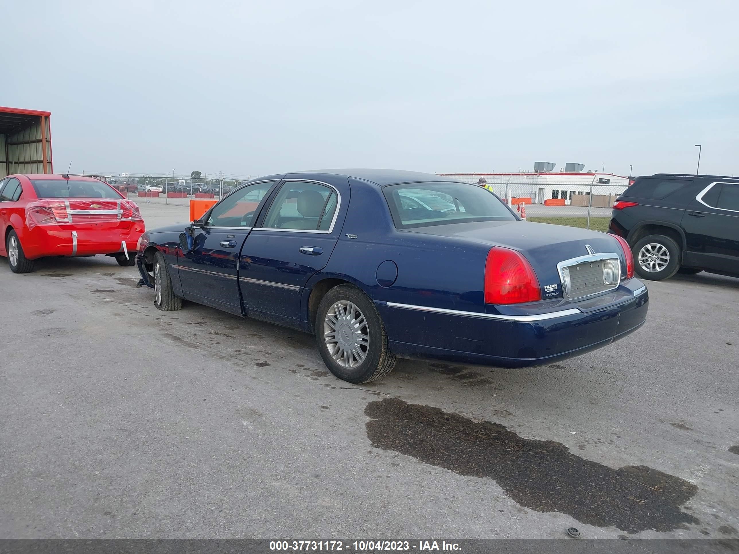 Photo 2 VIN: 2LNHM82V48X640087 - LINCOLN TOWN CAR 