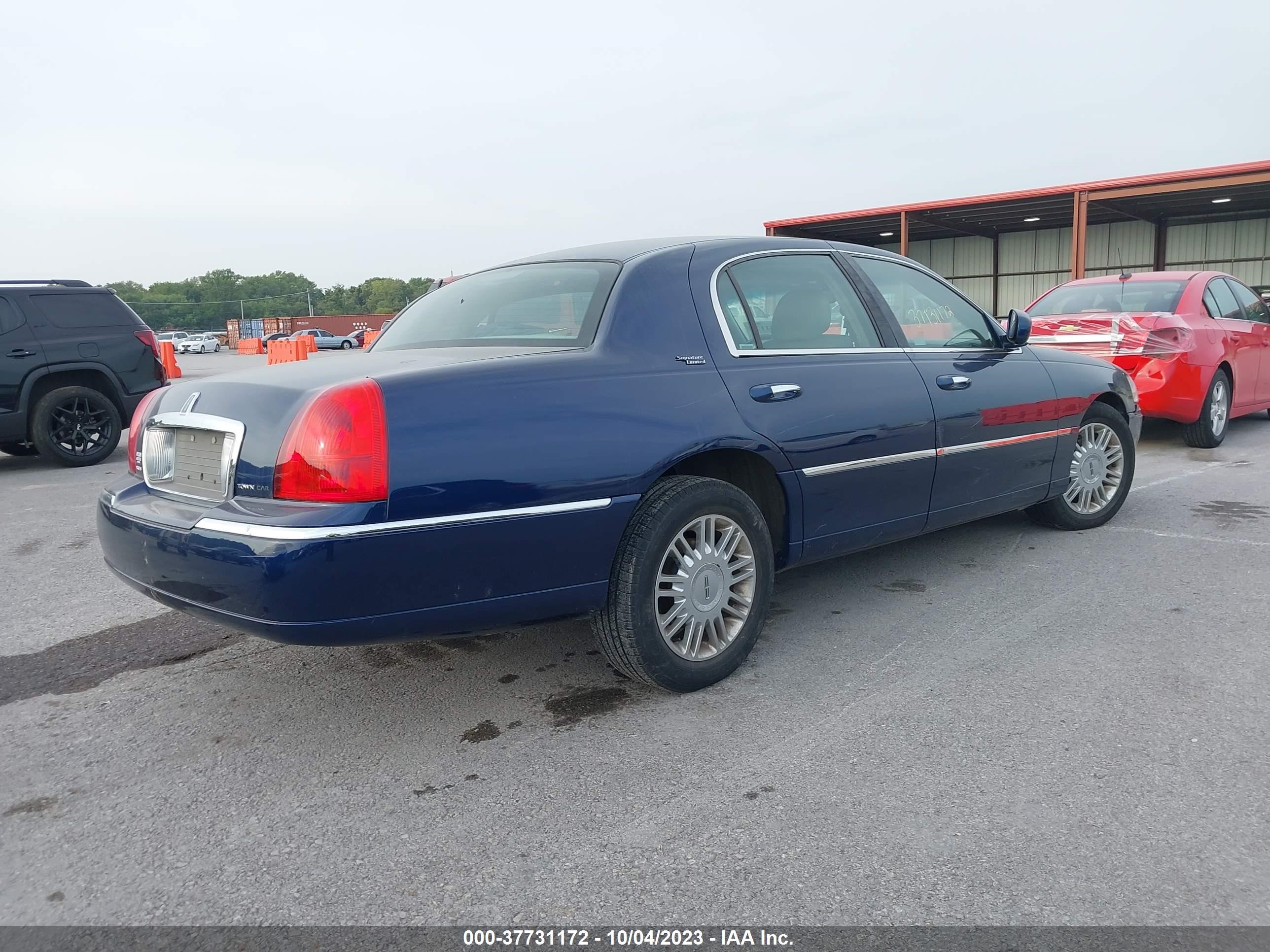 Photo 3 VIN: 2LNHM82V48X640087 - LINCOLN TOWN CAR 