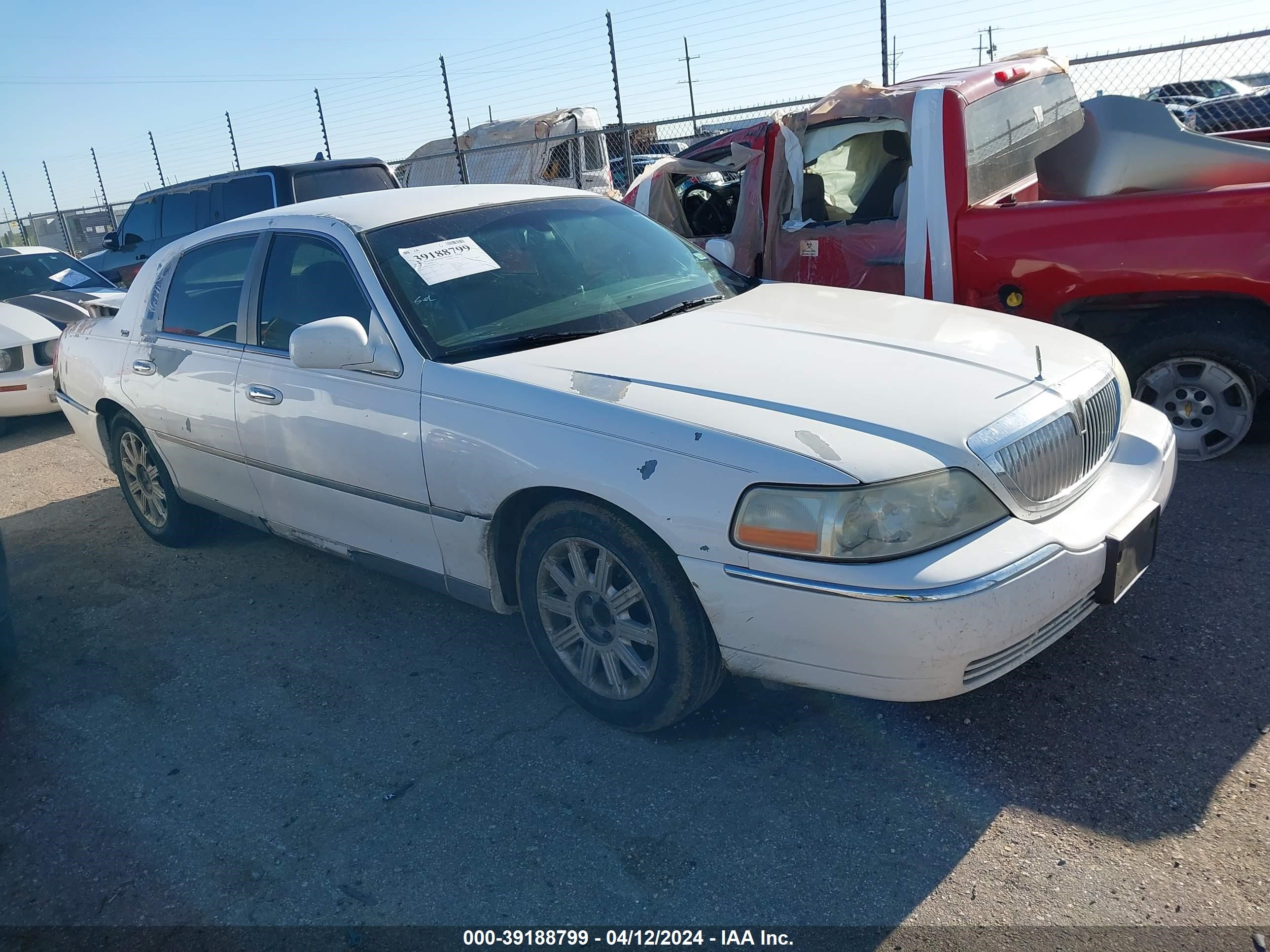 Photo 0 VIN: 2LNHM82V48X648741 - LINCOLN TOWN CAR 