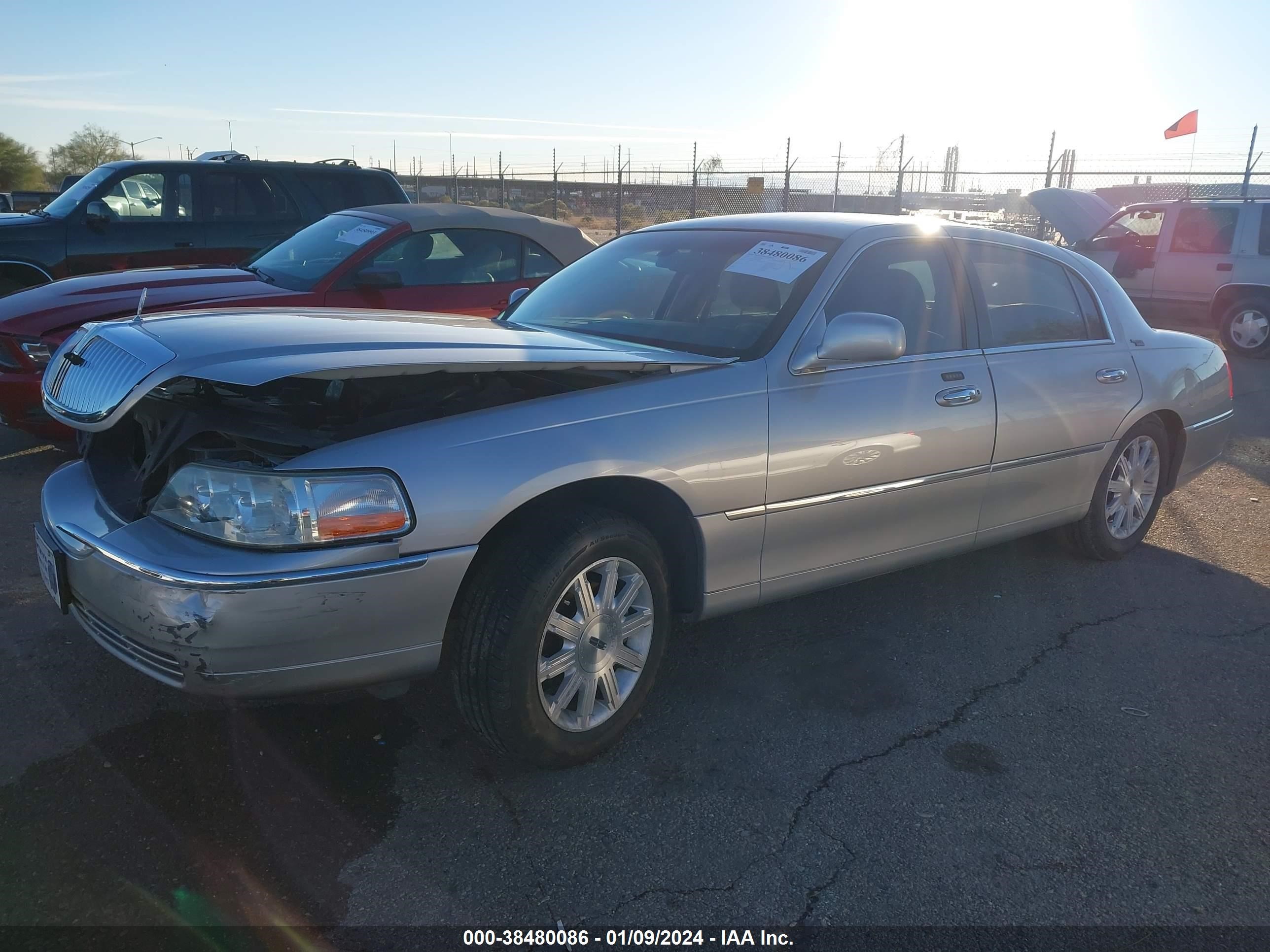 Photo 1 VIN: 2LNHM82V59X635966 - LINCOLN TOWN CAR 