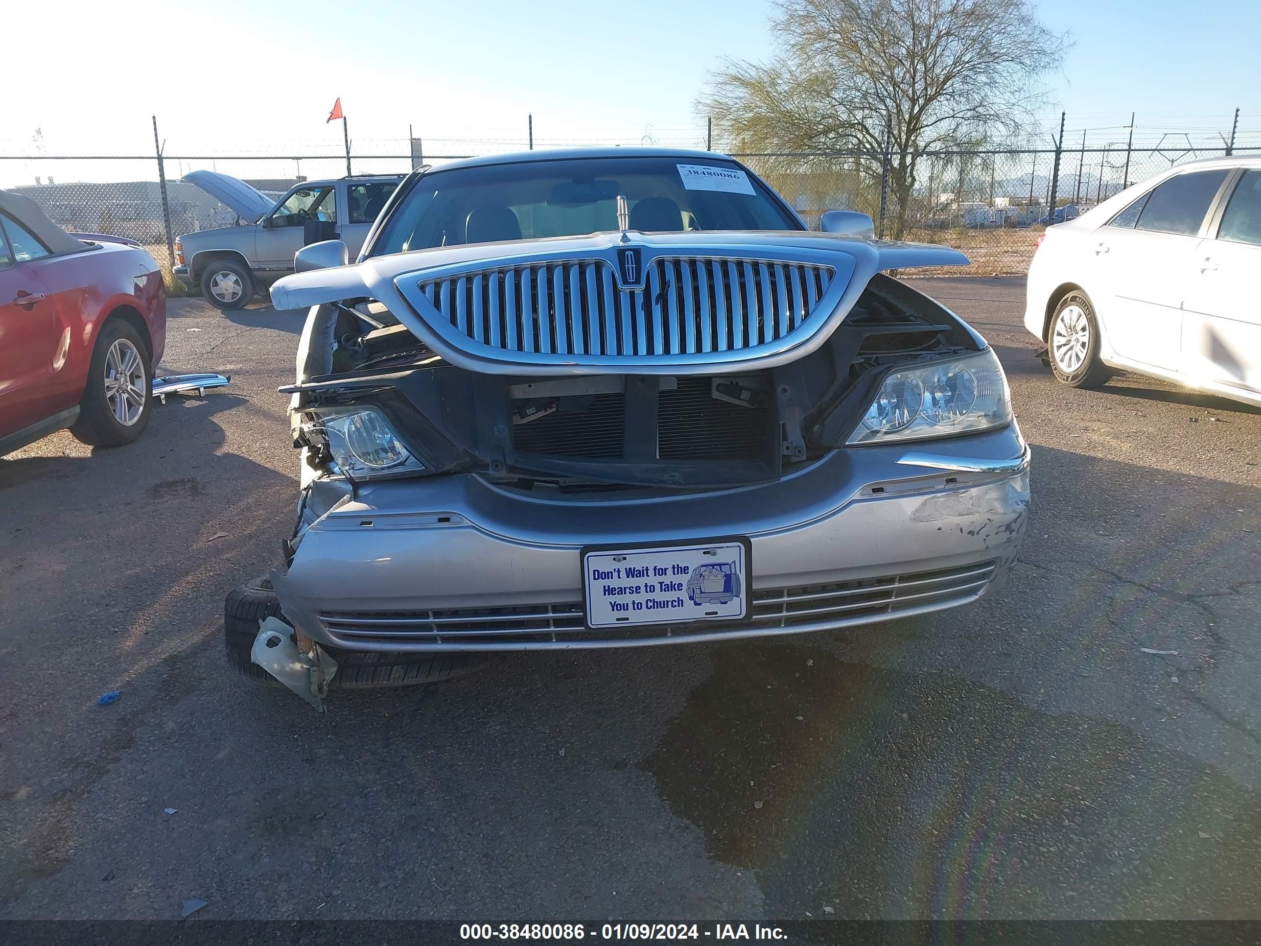 Photo 11 VIN: 2LNHM82V59X635966 - LINCOLN TOWN CAR 