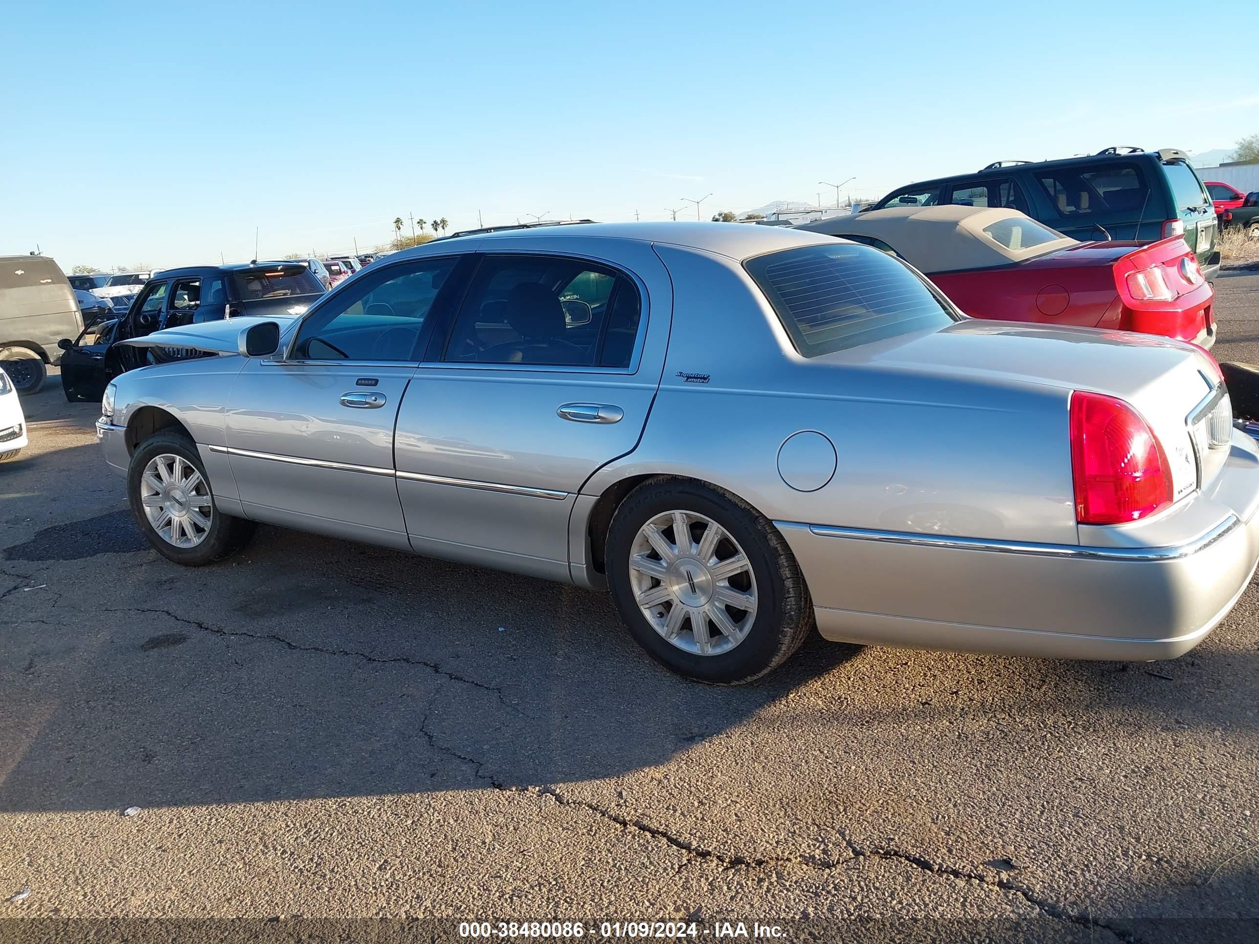 Photo 13 VIN: 2LNHM82V59X635966 - LINCOLN TOWN CAR 