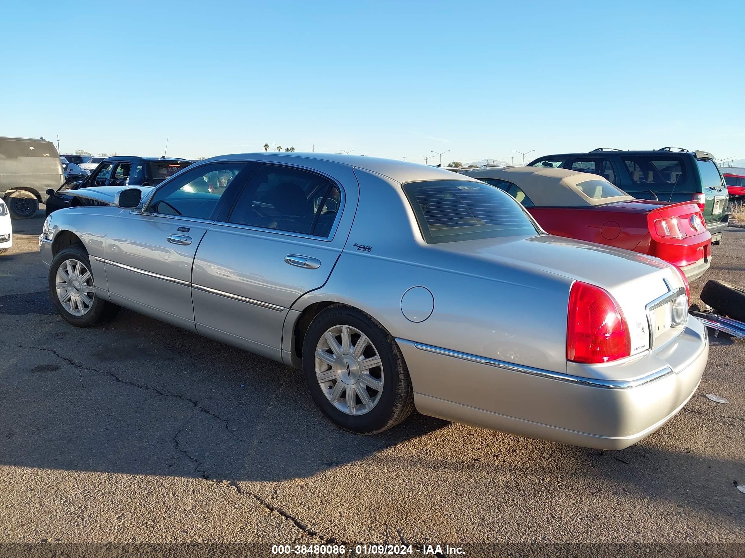 Photo 2 VIN: 2LNHM82V59X635966 - LINCOLN TOWN CAR 