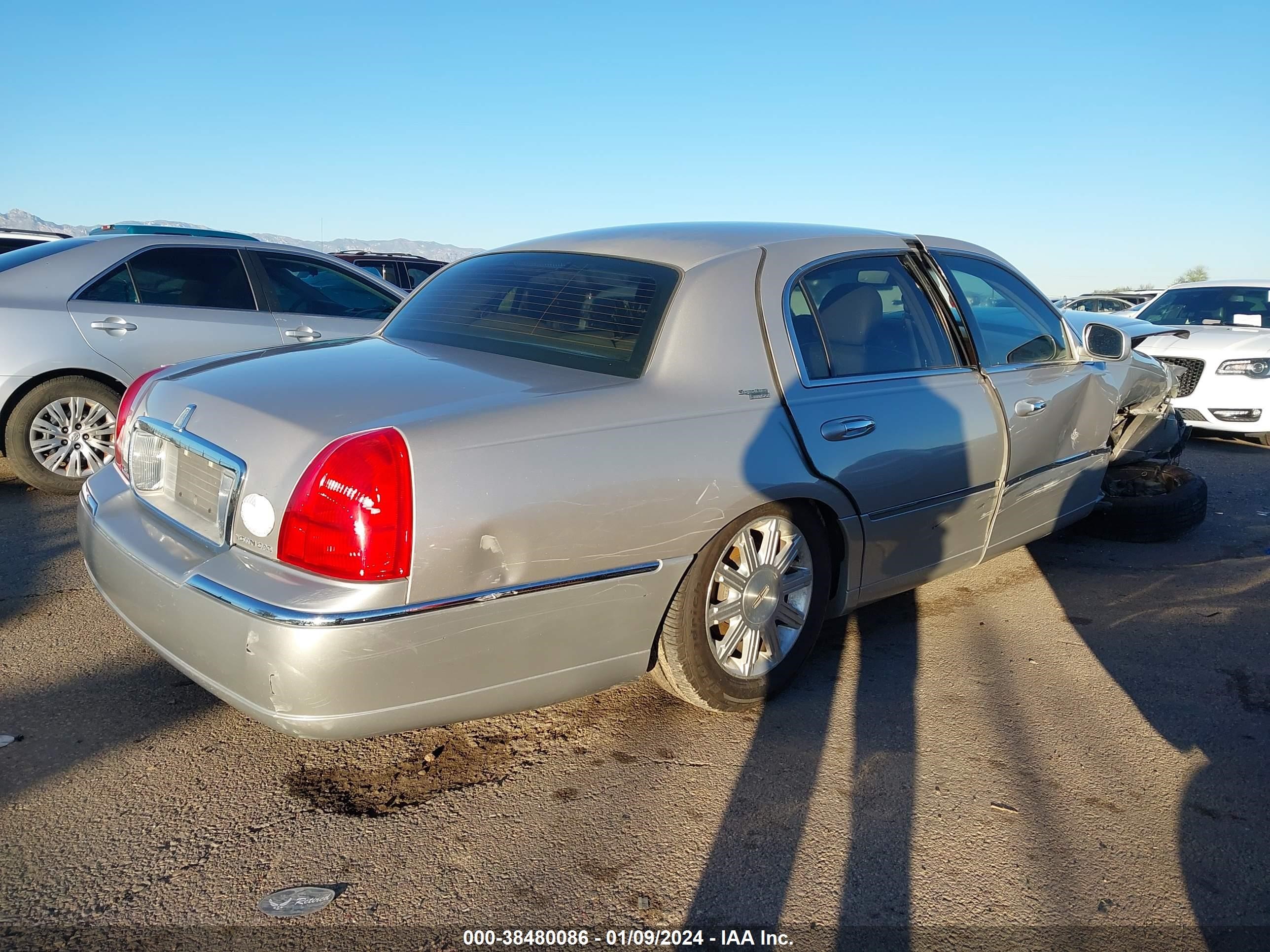 Photo 3 VIN: 2LNHM82V59X635966 - LINCOLN TOWN CAR 