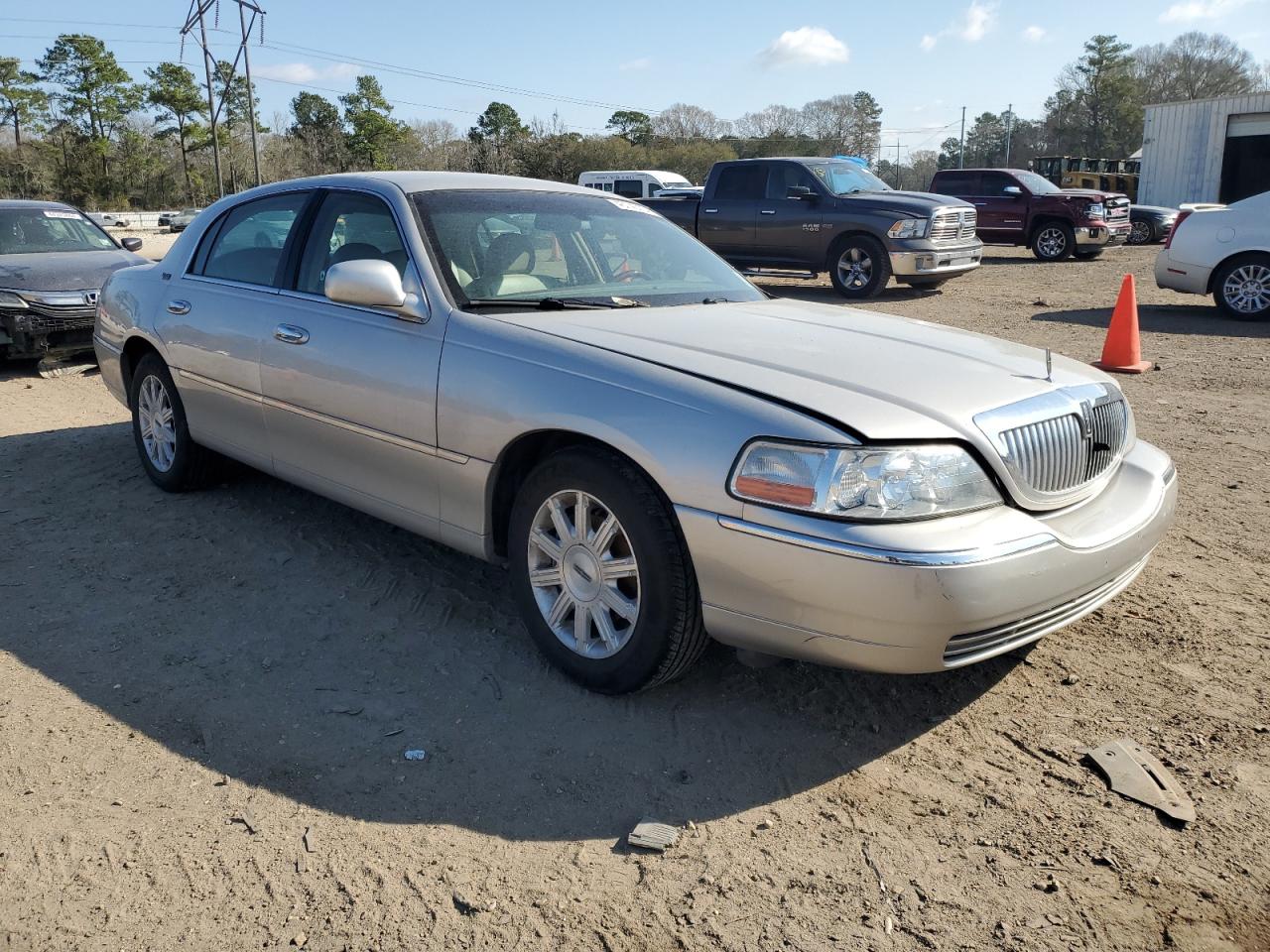 Photo 3 VIN: 2LNHM82V69X601194 - LINCOLN TOWN CAR 