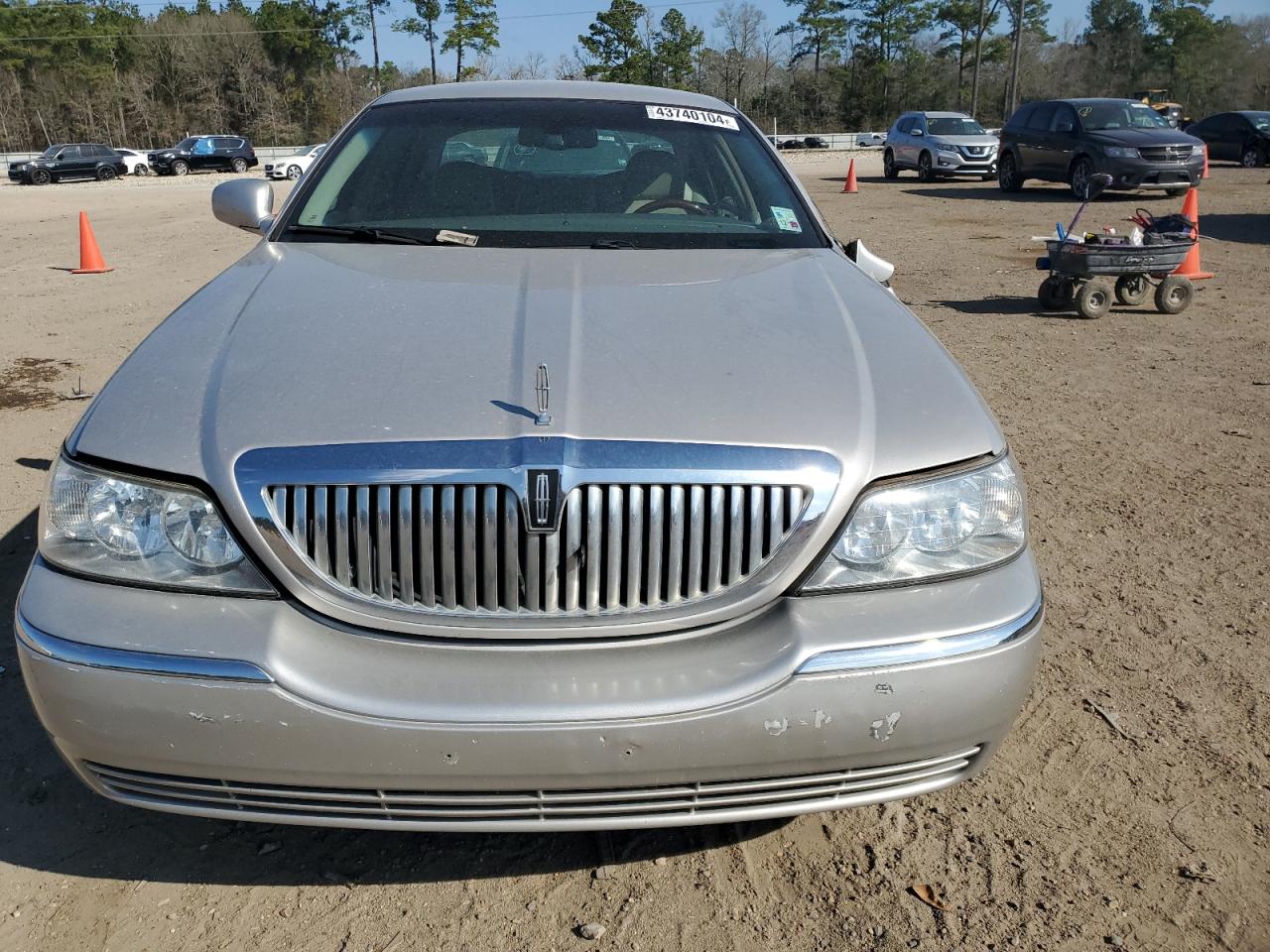 Photo 4 VIN: 2LNHM82V69X601194 - LINCOLN TOWN CAR 