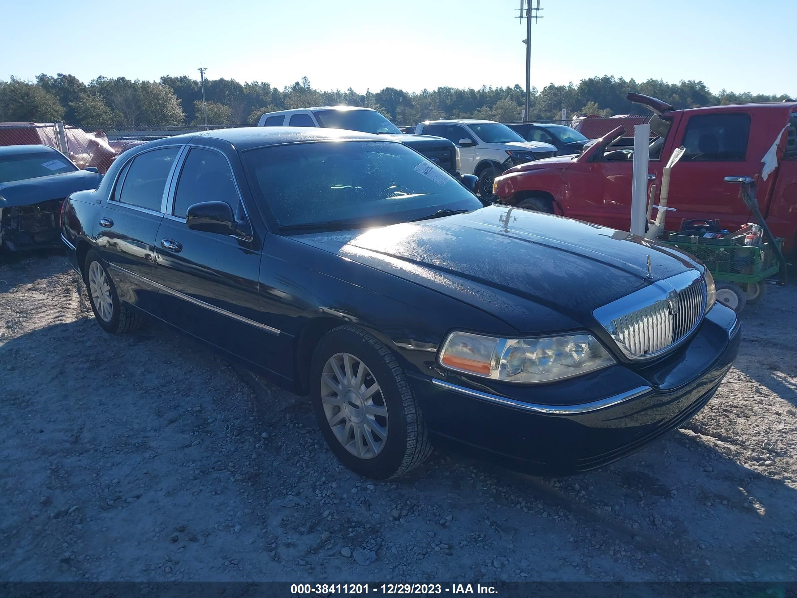 Photo 0 VIN: 2LNHM82V88X639346 - LINCOLN TOWN CAR 