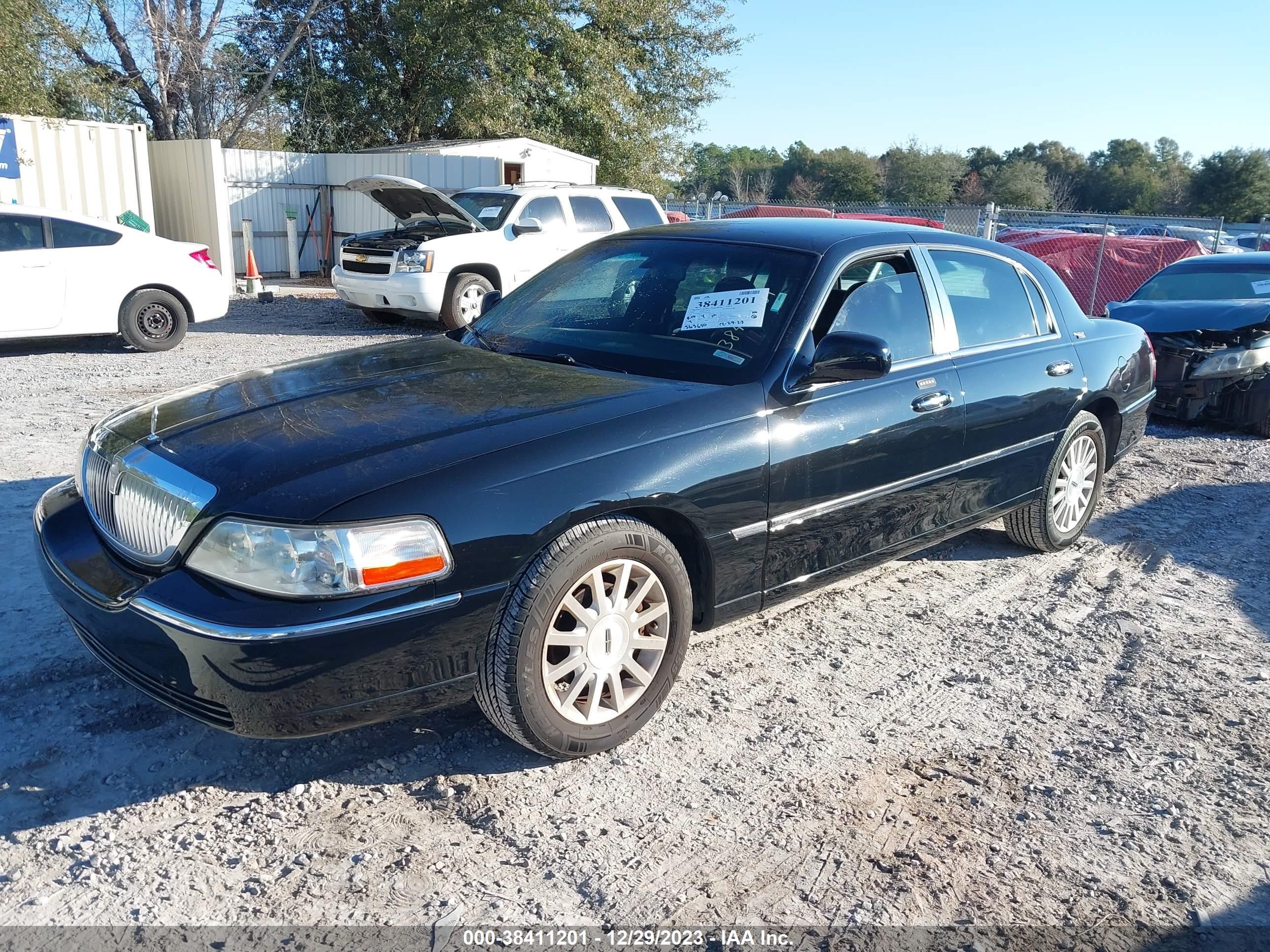 Photo 1 VIN: 2LNHM82V88X639346 - LINCOLN TOWN CAR 