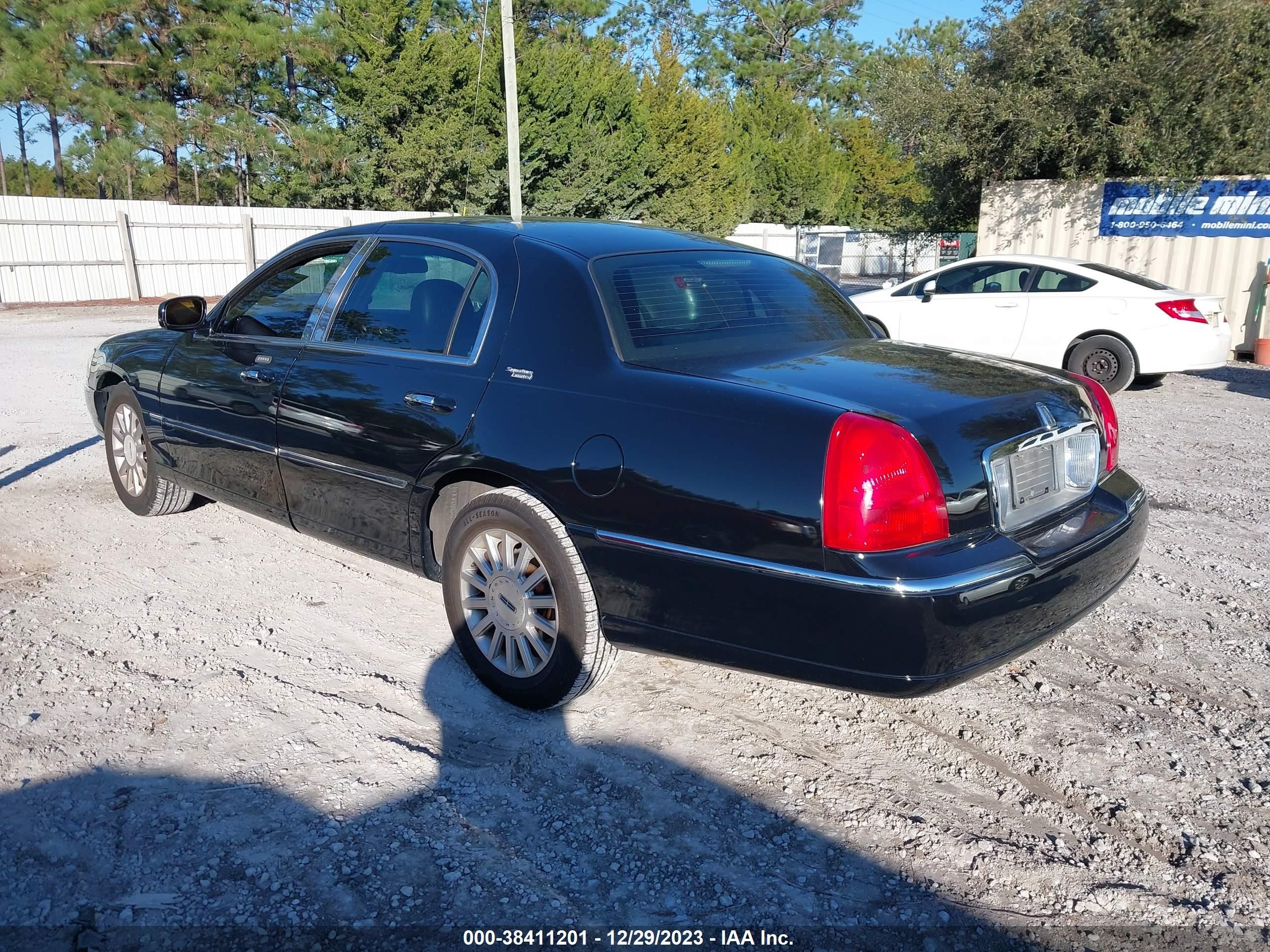 Photo 2 VIN: 2LNHM82V88X639346 - LINCOLN TOWN CAR 