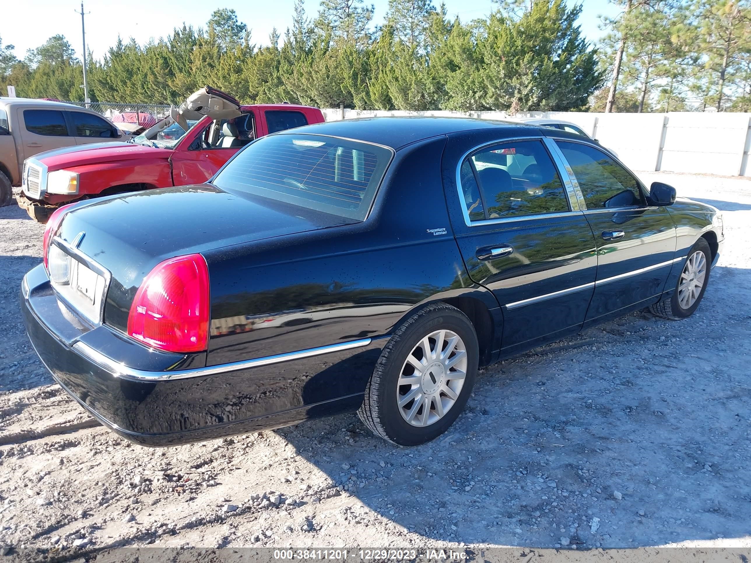 Photo 3 VIN: 2LNHM82V88X639346 - LINCOLN TOWN CAR 