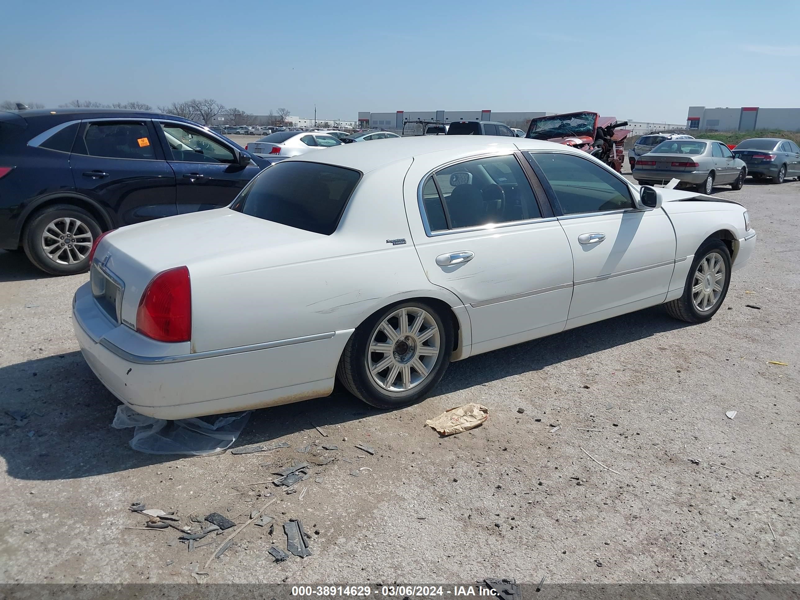 Photo 3 VIN: 2LNHM82V99X629491 - LINCOLN TOWN CAR 