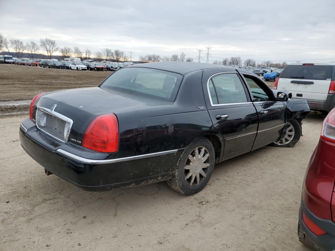 Photo 2 VIN: 2LNHM82VX9X604941 - LINCOLN TOWN CAR 