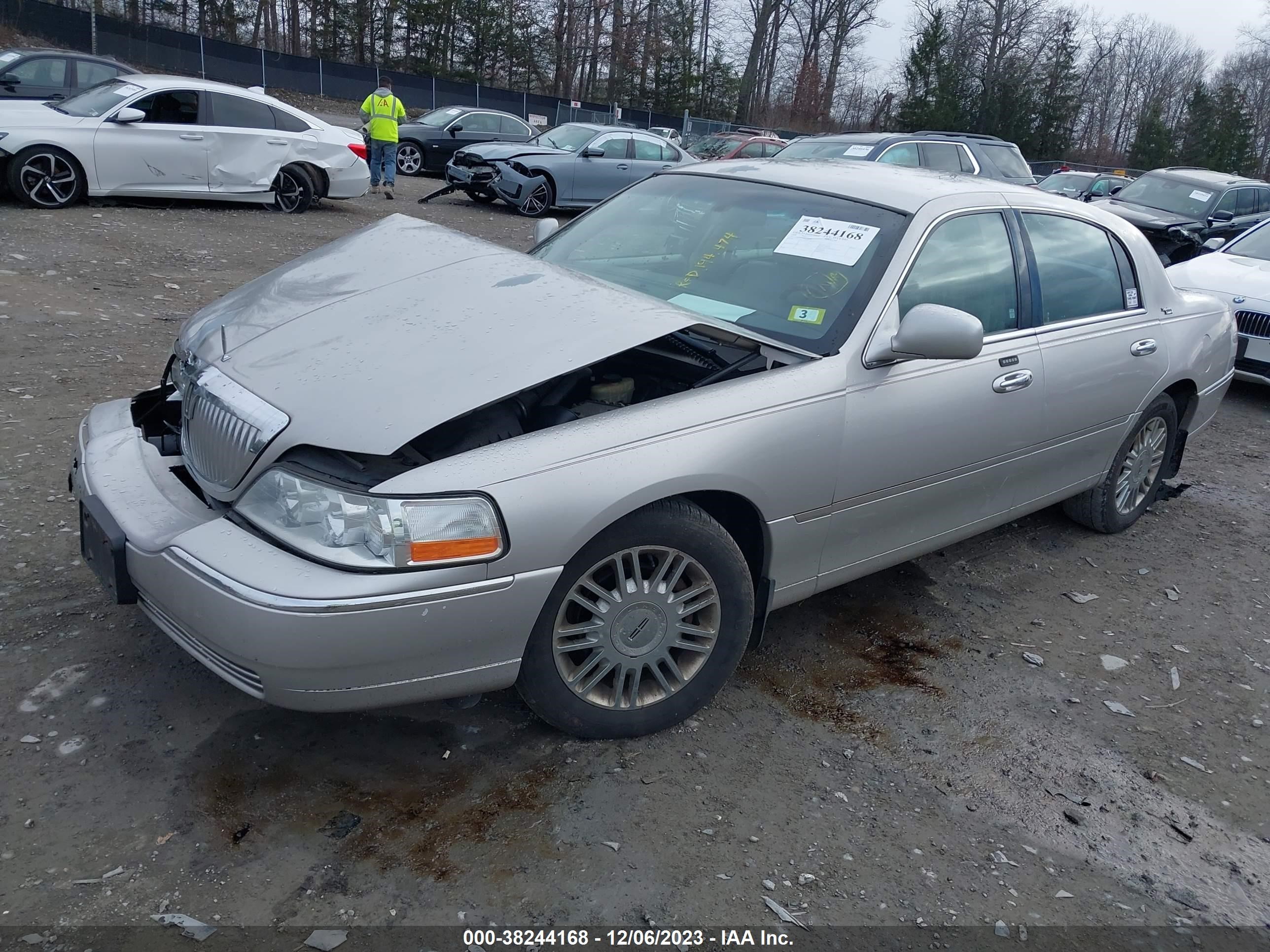 Photo 1 VIN: 2LNHM82W08X644534 - LINCOLN TOWN CAR 