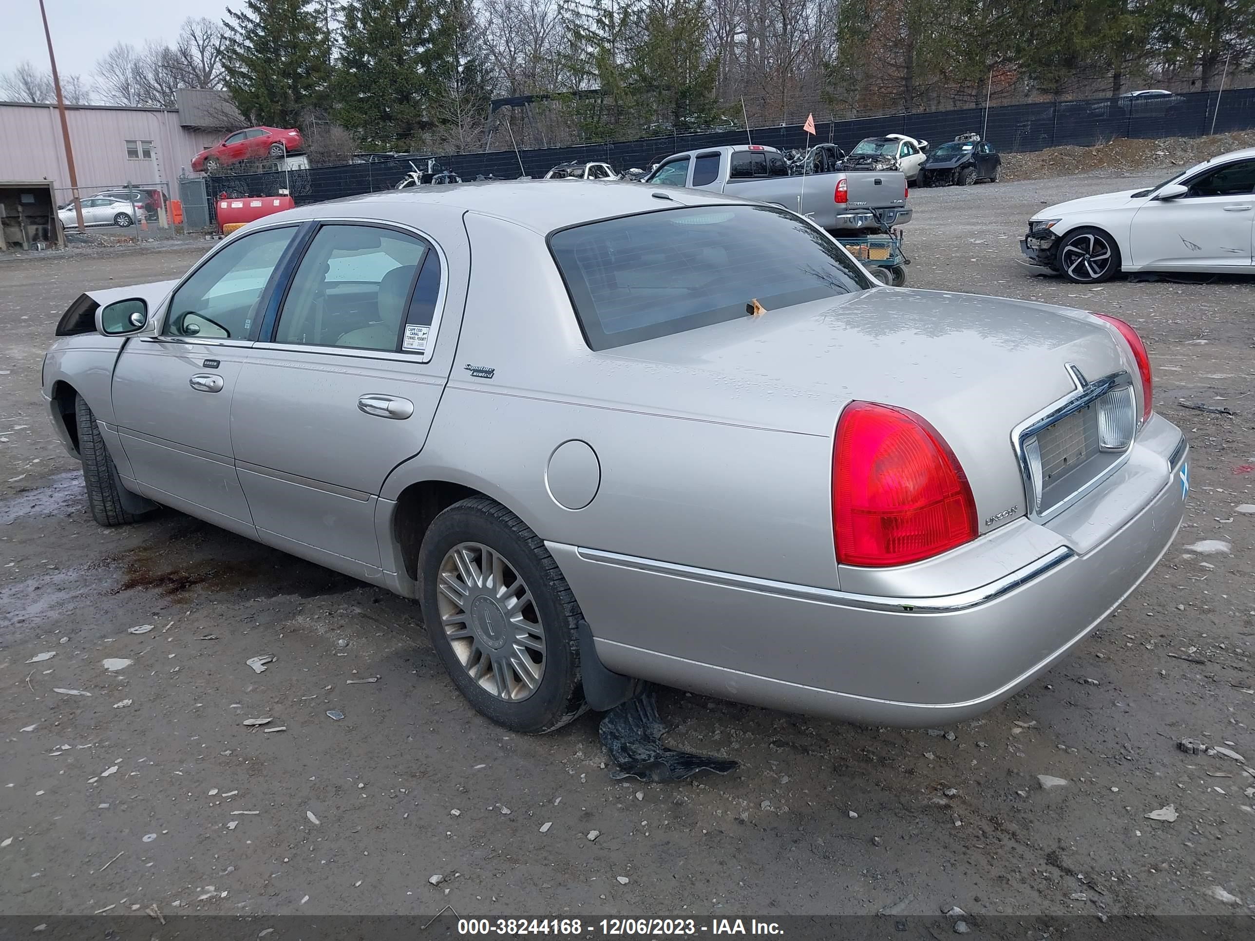 Photo 2 VIN: 2LNHM82W08X644534 - LINCOLN TOWN CAR 