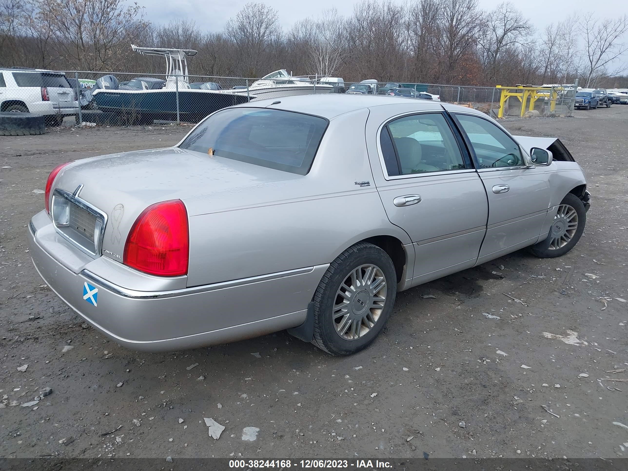 Photo 3 VIN: 2LNHM82W08X644534 - LINCOLN TOWN CAR 