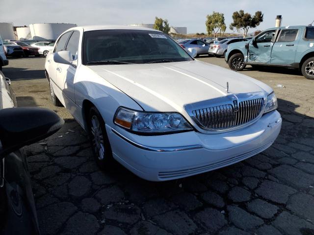 Photo 3 VIN: 2LNHM82W18X635731 - LINCOLN TOWNCAR 