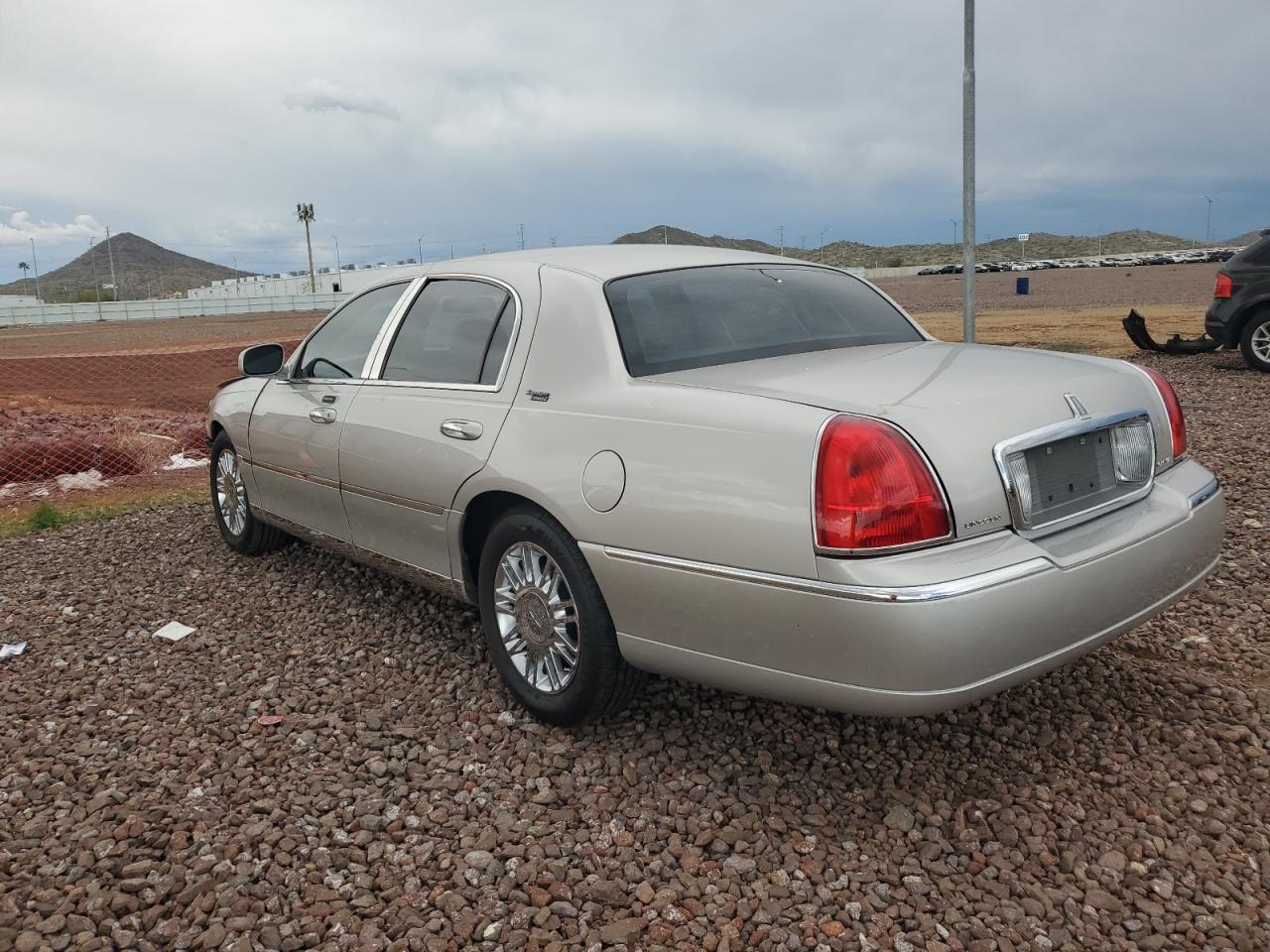 Photo 1 VIN: 2LNHM82W18X652092 - LINCOLN TOWN CAR 