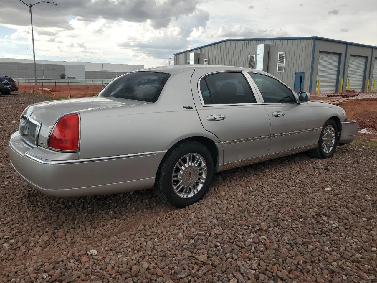 Photo 2 VIN: 2LNHM82W18X652092 - LINCOLN TOWN CAR 