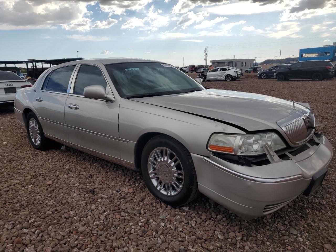 Photo 3 VIN: 2LNHM82W18X652092 - LINCOLN TOWN CAR 