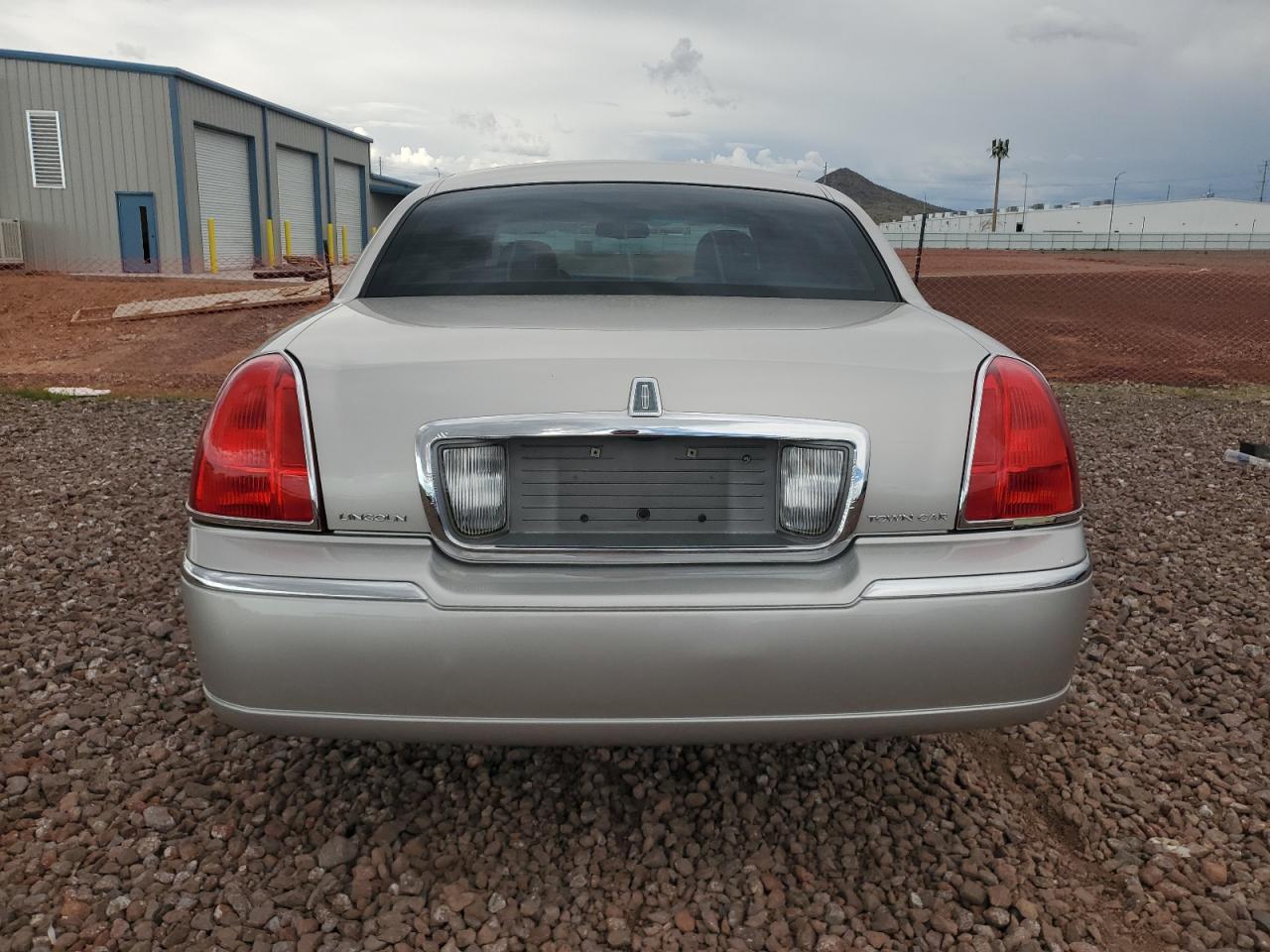 Photo 5 VIN: 2LNHM82W18X652092 - LINCOLN TOWN CAR 