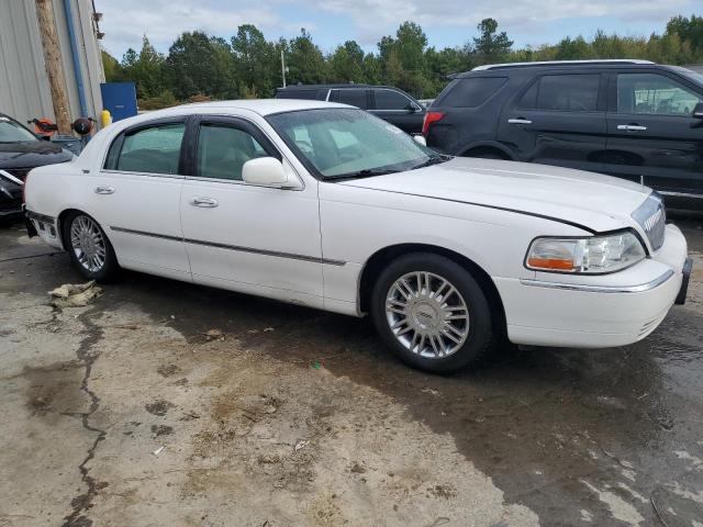 Photo 3 VIN: 2LNHM82W28X659679 - LINCOLN TOWN CAR S 