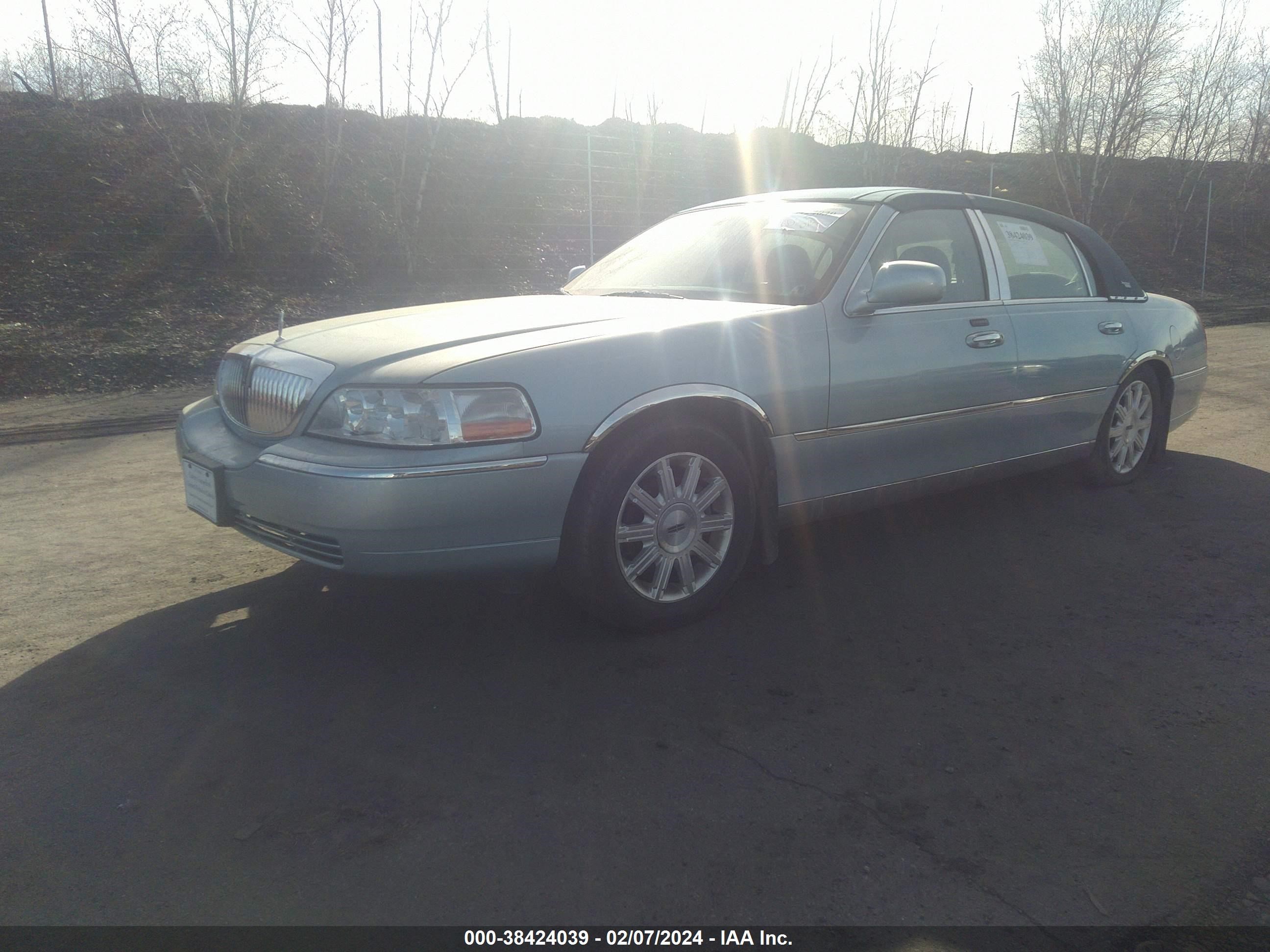 Photo 1 VIN: 2LNHM82W48X632774 - LINCOLN TOWN CAR 