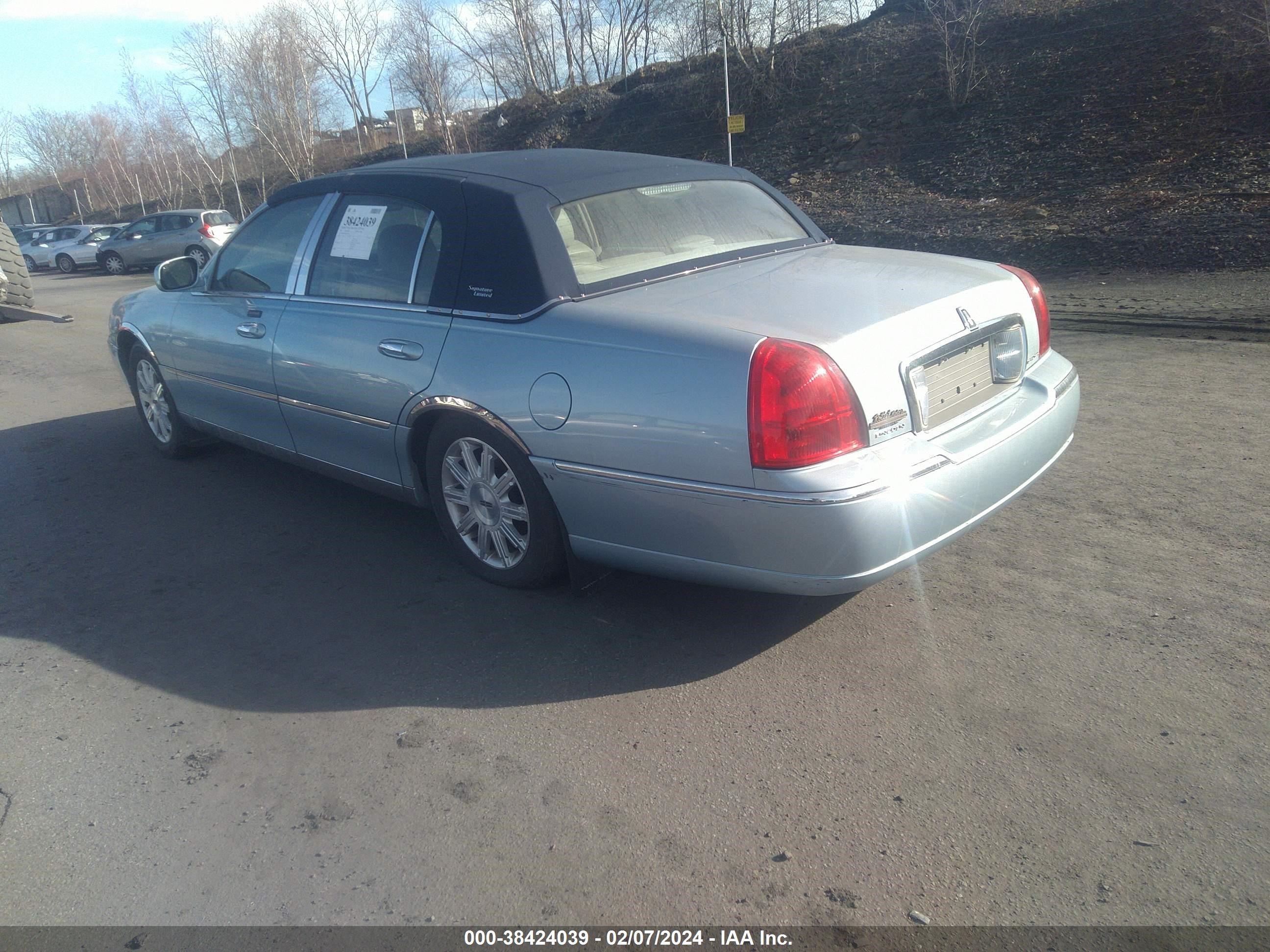 Photo 2 VIN: 2LNHM82W48X632774 - LINCOLN TOWN CAR 