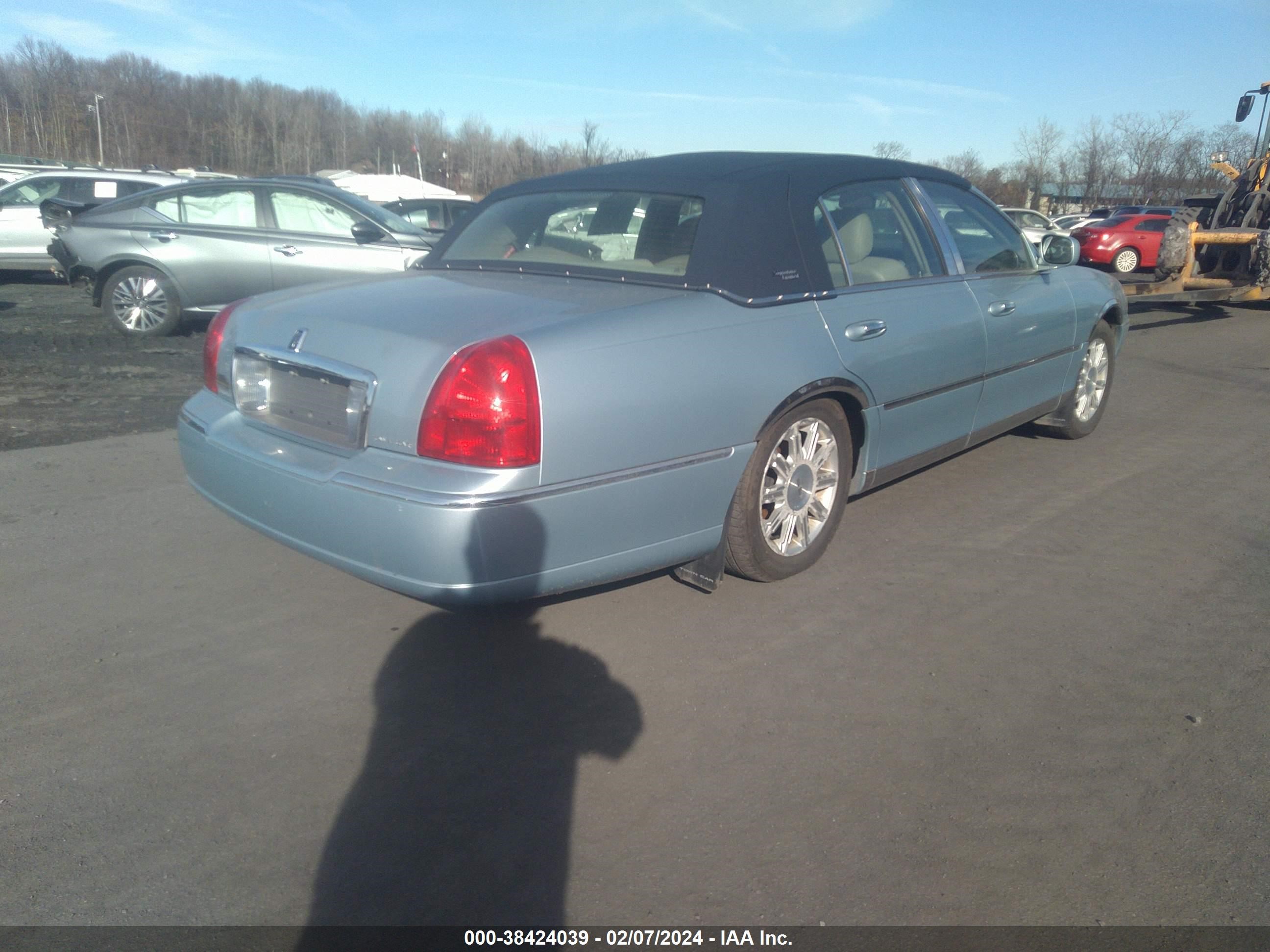 Photo 3 VIN: 2LNHM82W48X632774 - LINCOLN TOWN CAR 