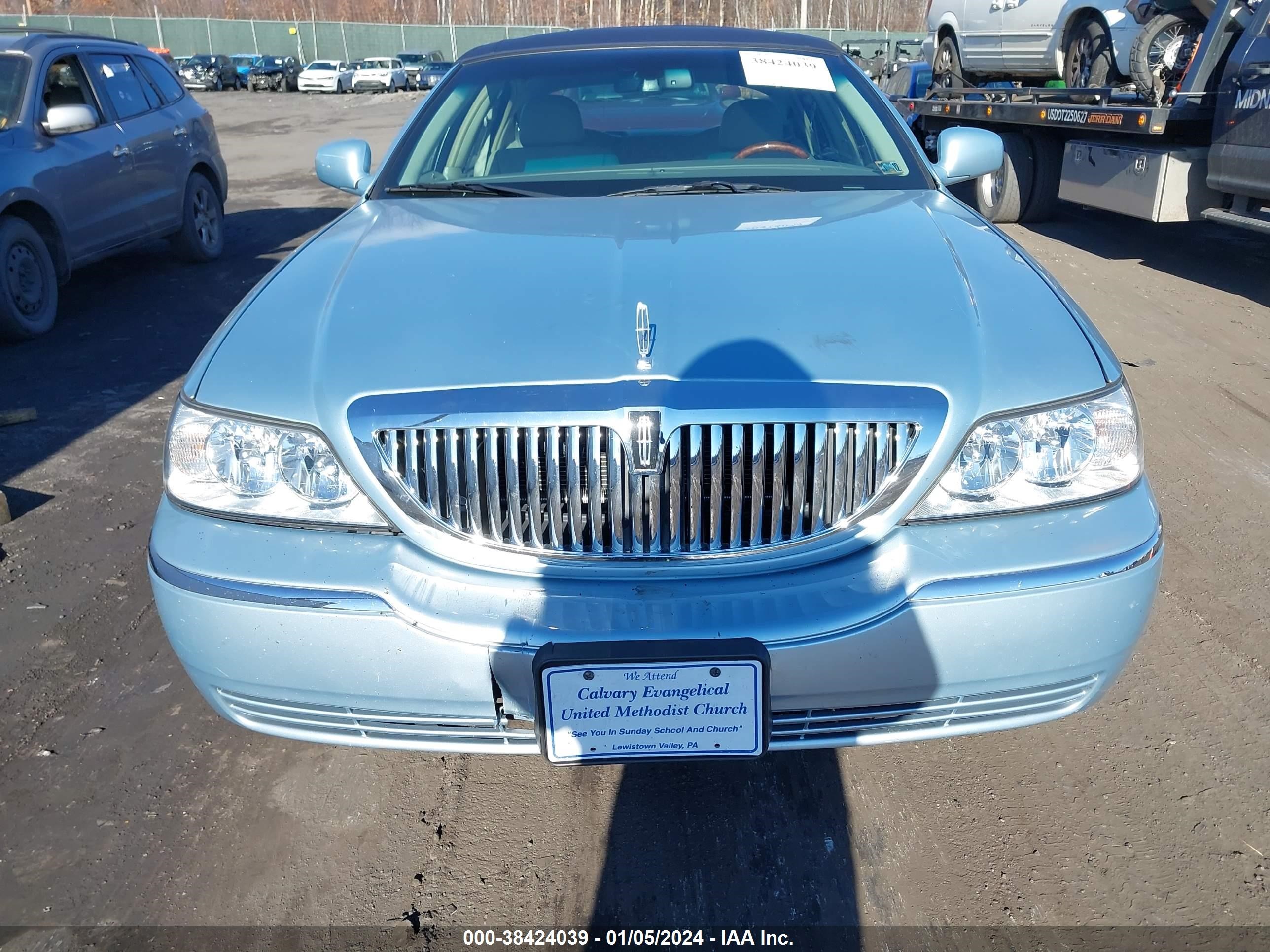 Photo 5 VIN: 2LNHM82W48X632774 - LINCOLN TOWN CAR 