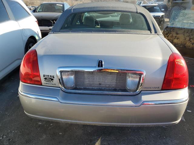 Photo 5 VIN: 2LNHM82W58X635716 - LINCOLN TOWNCAR 