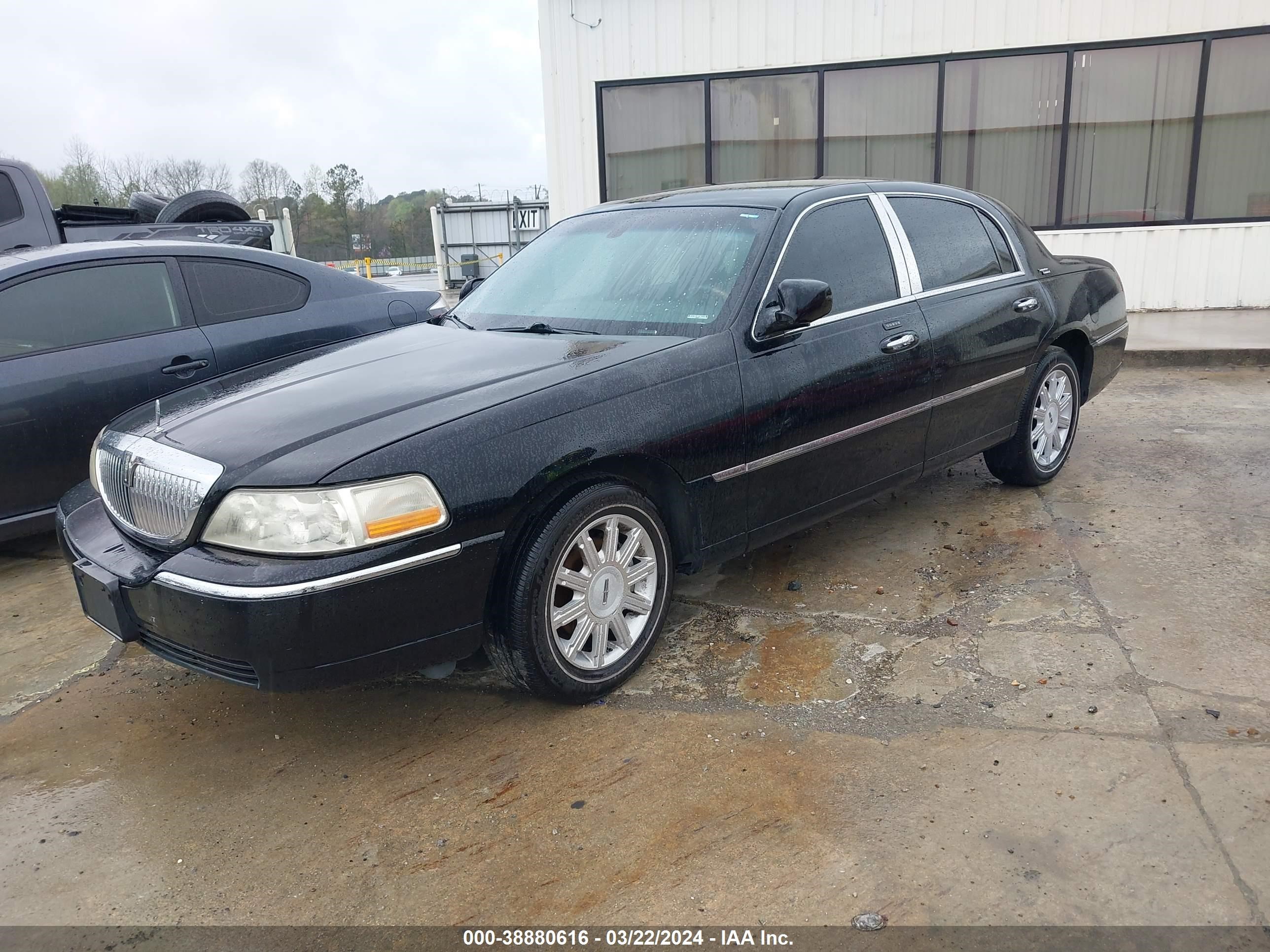 Photo 1 VIN: 2LNHM82W78X656017 - LINCOLN TOWN CAR 