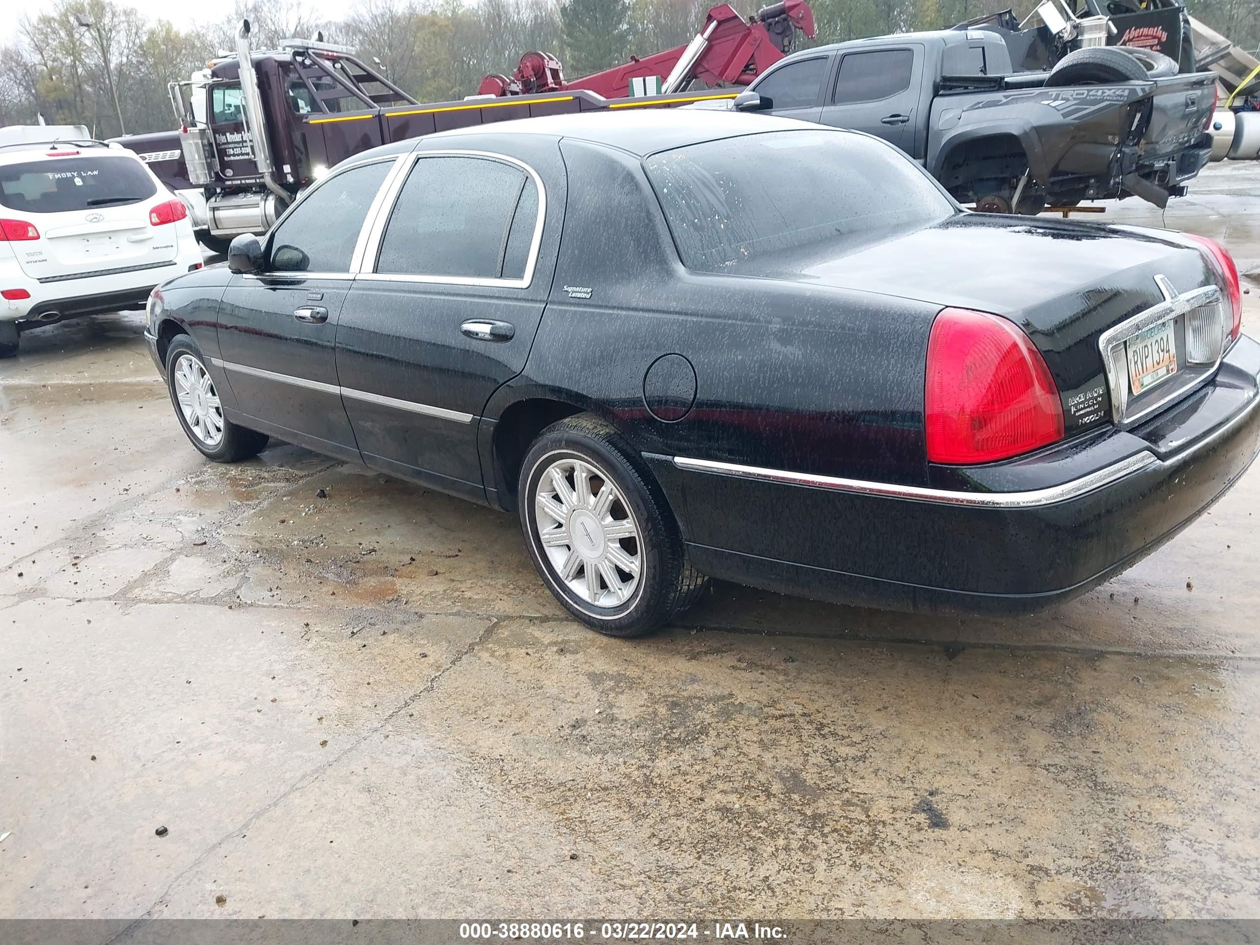 Photo 2 VIN: 2LNHM82W78X656017 - LINCOLN TOWN CAR 