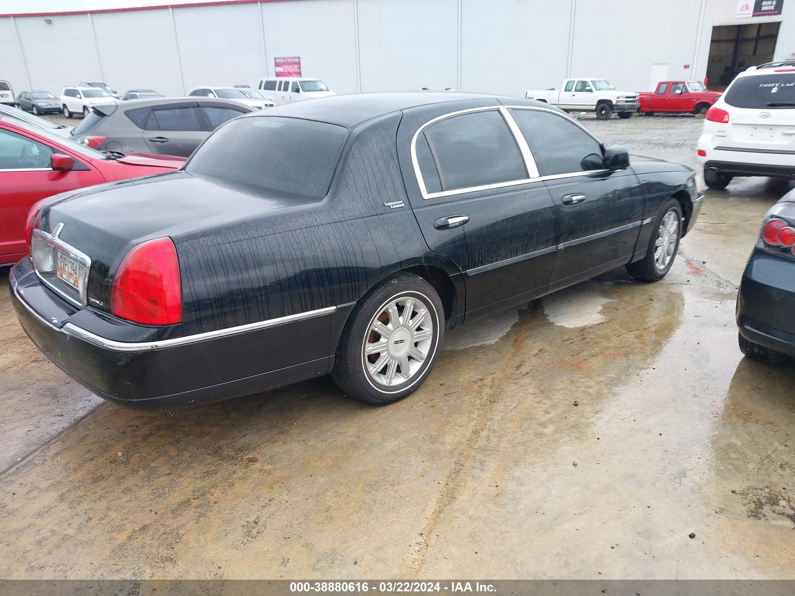 Photo 3 VIN: 2LNHM82W78X656017 - LINCOLN TOWN CAR 