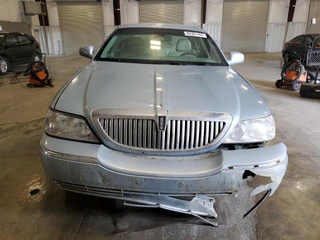 Photo 4 VIN: 2LNHM82W78X658513 - LINCOLN TOWN CAR S 