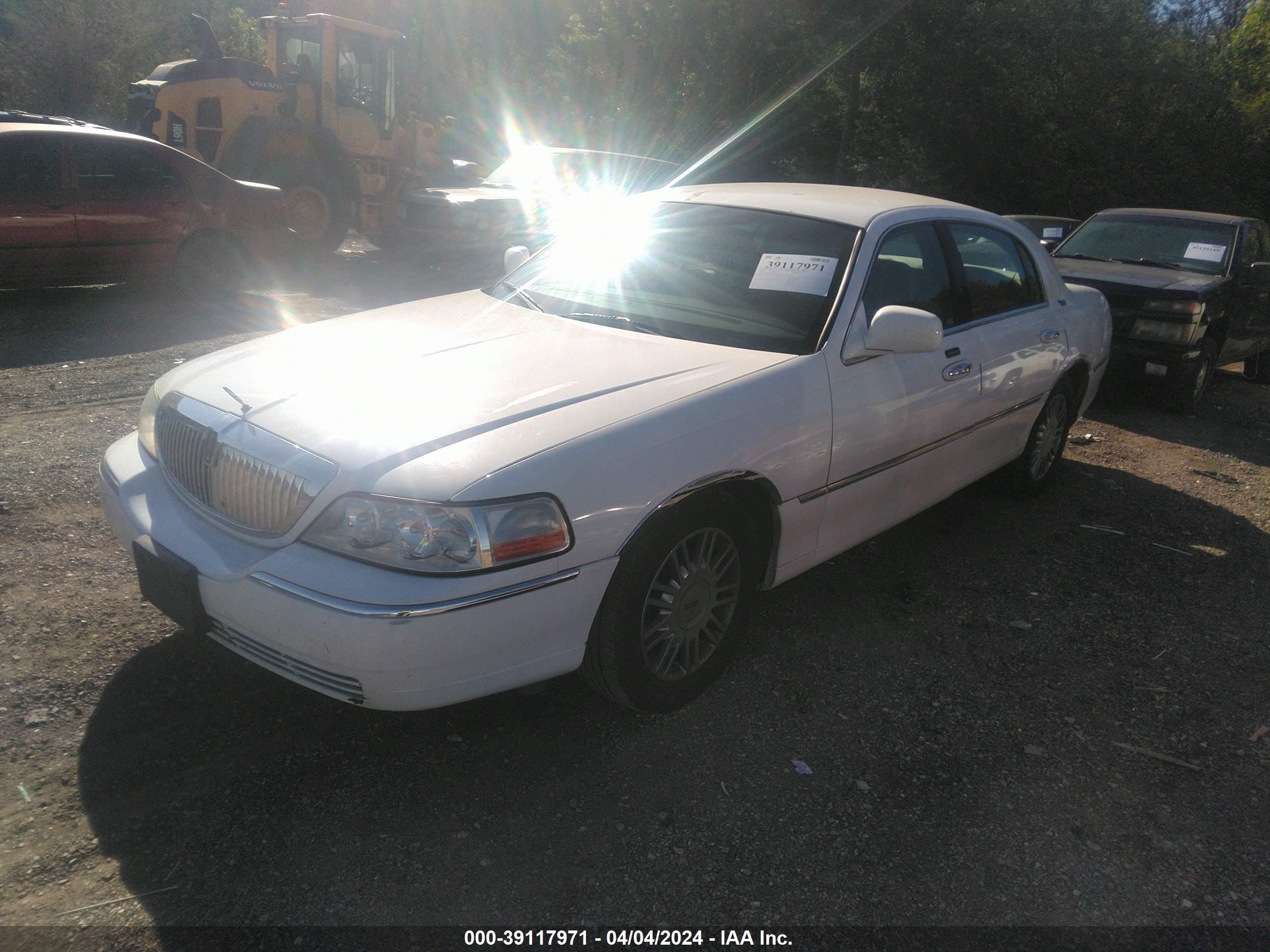 Photo 1 VIN: 2LNHM82W88X649951 - LINCOLN TOWN CAR 