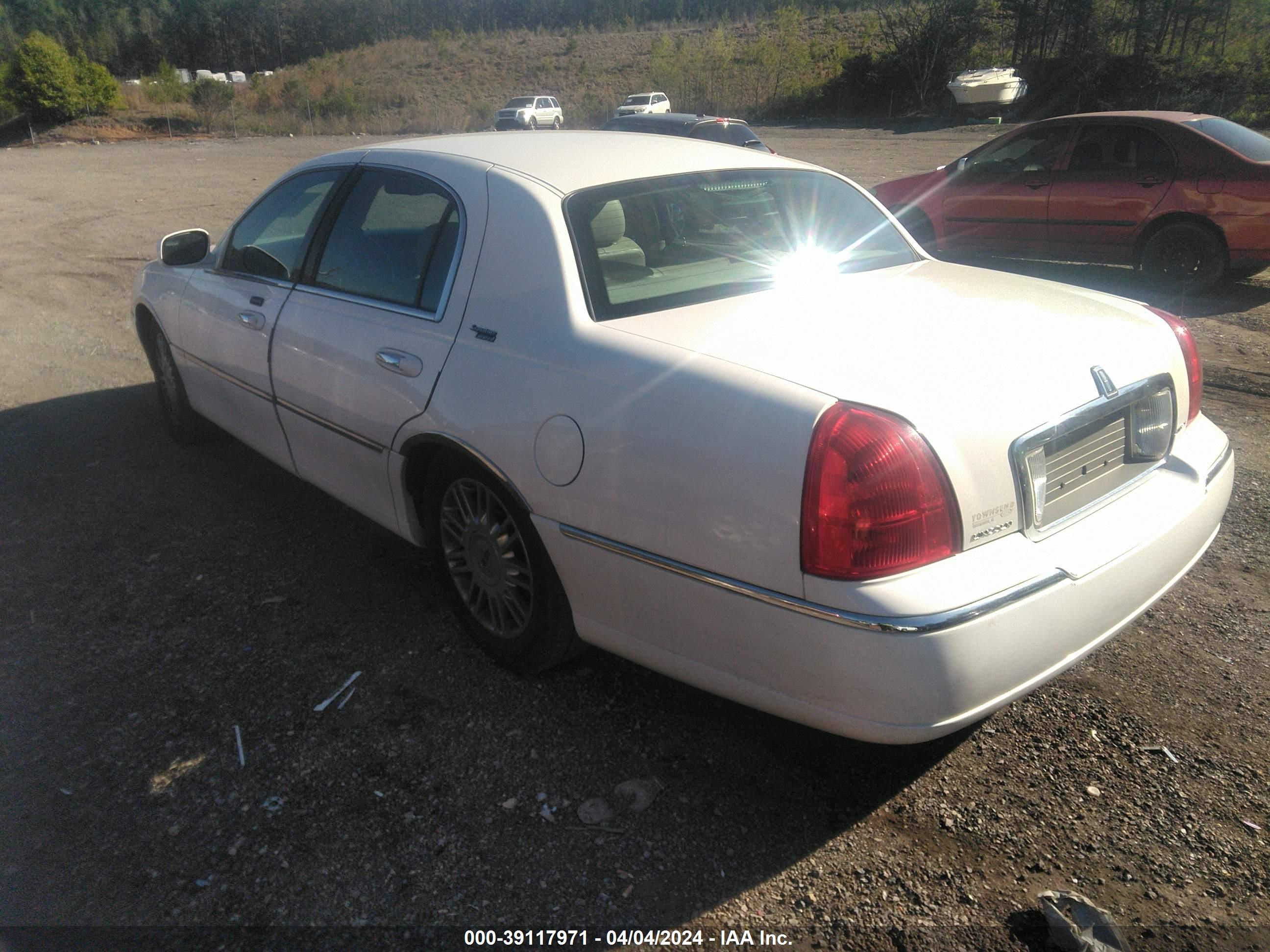 Photo 2 VIN: 2LNHM82W88X649951 - LINCOLN TOWN CAR 